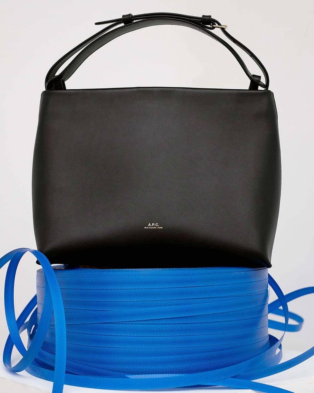 アーペーセーのインスタグラム：「The season's hero.   Welcoming the Ashley bag into our timeless of icons.   Distinguished by its clean, minimalist and elegant lines, it is available in five colors. Discover more on apcstore.com  #APCParis」