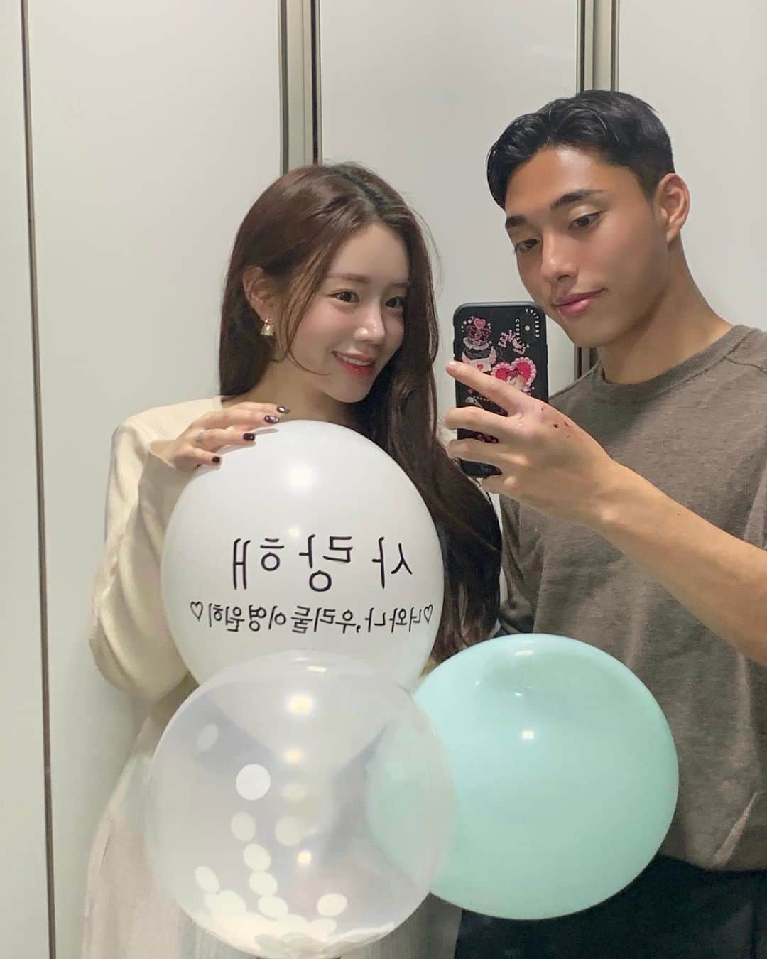 ヨンジョンのインスタグラム：「남편다운 노래랑 편지였다👩🏻‍❤️‍👨🏻🤍」