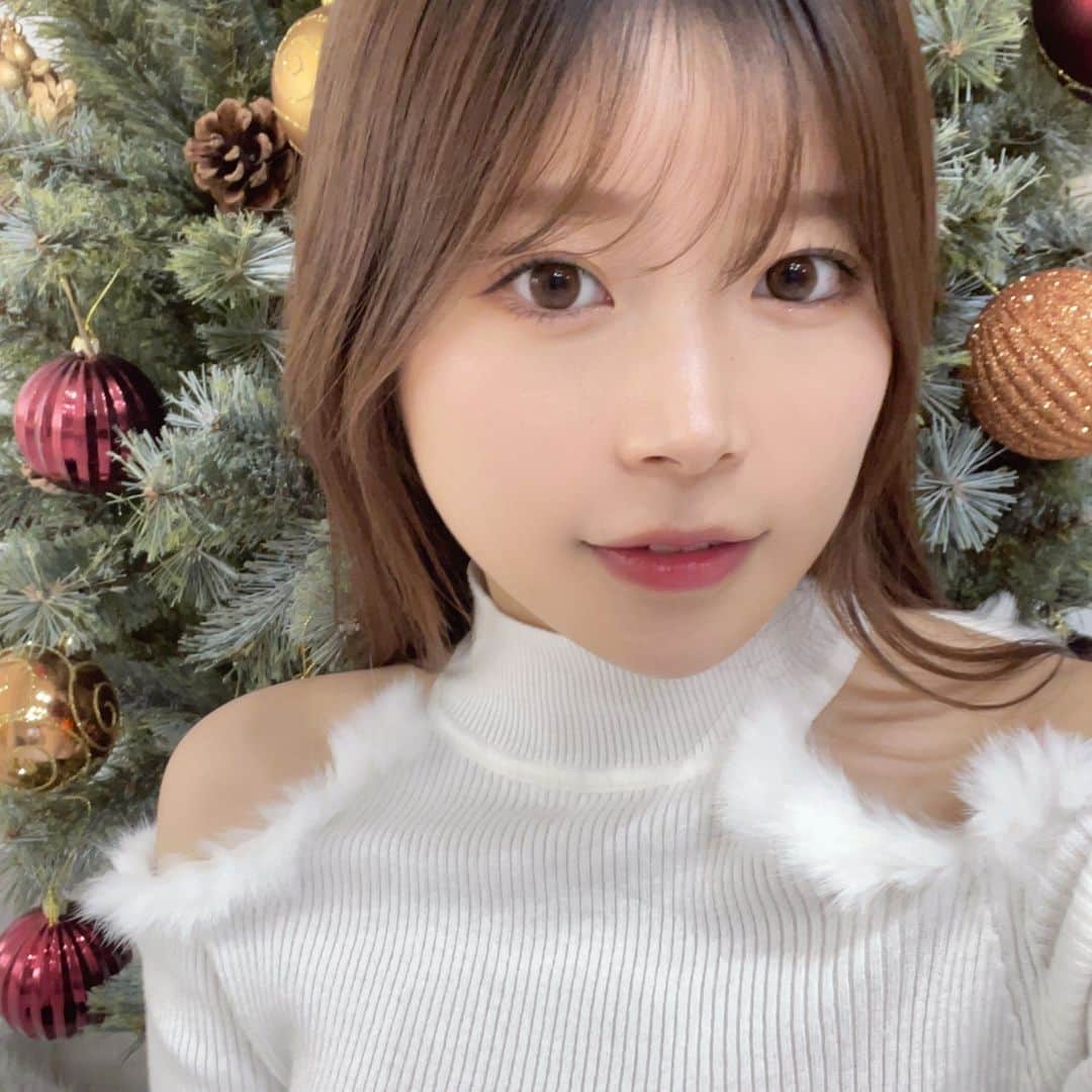 黒川さくらのインスタグラム：「クリスマスの雰囲気大好き！！🎄✨ . . . . . . . . #被写体 #被写体モデル  #ポートレートモデル #カメラ #girl #instagirl  #fff  #team_jp_東 #portraitmodel  #model #lfl #diary_photo_jpn  #japanesegirl #instagood #サロンモデル #自撮り女子」