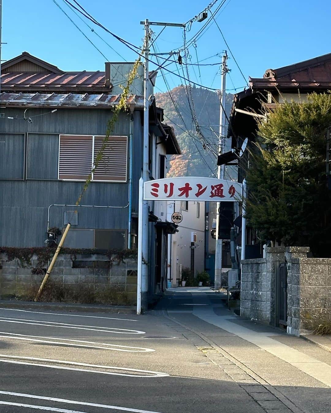 早坂香須子さんのインスタグラム写真 - (早坂香須子Instagram)「富士吉田はなんと言っても 街歩きが最高に楽しかった！  レトロでモダンでなんだかとっても懐かしいけど新しく、いつもそこには表情の違う富士山が在る。  @fujitextileweek はアート会場を徒歩で移動しながら、2キロほどの街歩きにちょうどいい距離感も最高で、疲れたら美味しいカフェでひと休み🍮  光の粒子が綺麗な感じがするのは、街を流れる富士山の雪解け水のせい？  実は私、10年ほど前に富士吉田にあるリネン屋さんのパンフレットに（部屋と私が）登場したことがあり、既にご縁があったこの街と、芸術祭のおかげで、またご縁が繋がって嬉しい。  誘ってくれたファッションディレクター軍地彩弓ちゃん @sayumi7  アテンドしてくれた @noi_aroma の大河くん、 ありがとうございました❣️  東京から富士吉田まで1時間半。この近さにも驚き‼️  @fujitextileweek   会 期: 2023年11月23日(木・祝)− 12月17日(日) 休 み: 期間中の月曜日(11月27日、12月4日、12月11日) 時 間: 10:00 −16:00 会 場: 山梨県富士吉田市下吉田本町通り周辺地域   料 金: 一般 1,200円(税込) ※「アート展」「デザイン展」「FUJI SKY ROOF」に入場いただけます ※総合案内所でスタンプラリーの台紙を配布。各会場で入場スタンプを捺印します(会期中有効) ※一部、無料で参加いただけるイベントがございます       #fujitextileweek #フジテキスタイルウィーク #布の芸術祭 #富士吉田」11月24日 18時24分 - kazukovalentine
