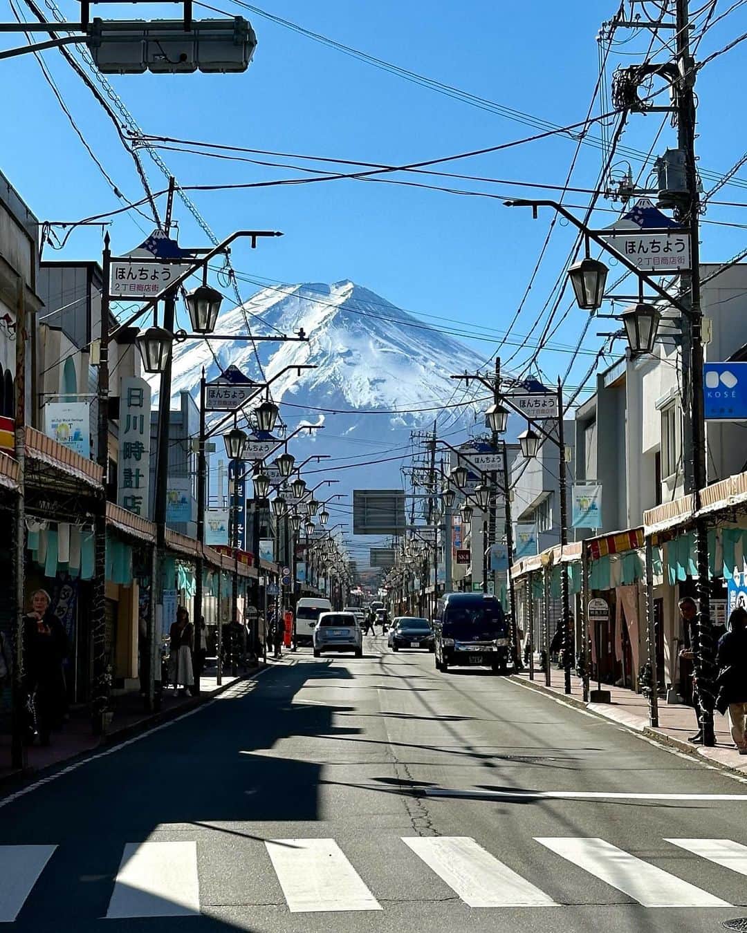 早坂香須子のインスタグラム：「富士吉田はなんと言っても 街歩きが最高に楽しかった！  レトロでモダンでなんだかとっても懐かしいけど新しく、いつもそこには表情の違う富士山が在る。  @fujitextileweek はアート会場を徒歩で移動しながら、2キロほどの街歩きにちょうどいい距離感も最高で、疲れたら美味しいカフェでひと休み🍮  光の粒子が綺麗な感じがするのは、街を流れる富士山の雪解け水のせい？  実は私、10年ほど前に富士吉田にあるリネン屋さんのパンフレットに（部屋と私が）登場したことがあり、既にご縁があったこの街と、芸術祭のおかげで、またご縁が繋がって嬉しい。  誘ってくれたファッションディレクター軍地彩弓ちゃん @sayumi7  アテンドしてくれた @noi_aroma の大河くん、 ありがとうございました❣️  東京から富士吉田まで1時間半。この近さにも驚き‼️  @fujitextileweek   会 期: 2023年11月23日(木・祝)− 12月17日(日) 休 み: 期間中の月曜日(11月27日、12月4日、12月11日) 時 間: 10:00 −16:00 会 場: 山梨県富士吉田市下吉田本町通り周辺地域   料 金: 一般 1,200円(税込) ※「アート展」「デザイン展」「FUJI SKY ROOF」に入場いただけます ※総合案内所でスタンプラリーの台紙を配布。各会場で入場スタンプを捺印します(会期中有効) ※一部、無料で参加いただけるイベントがございます       #fujitextileweek #フジテキスタイルウィーク #布の芸術祭 #富士吉田」