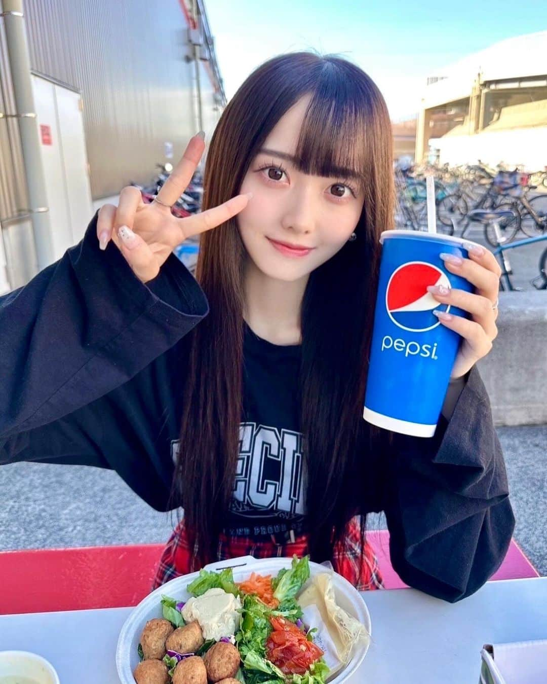 松本ももなのインスタグラム：「お外ももなんすき？🎀 なに飲む～？🥤  １ヶ月位前の #ぽひるぽはん🥗 この時はチキンスティックとポテトも食べたよ🍗‪꙳  #ランチ #ランチタイム #コストコ #costco #lunch #lunchtime #彼女 #彼女感 #お昼ご飯」