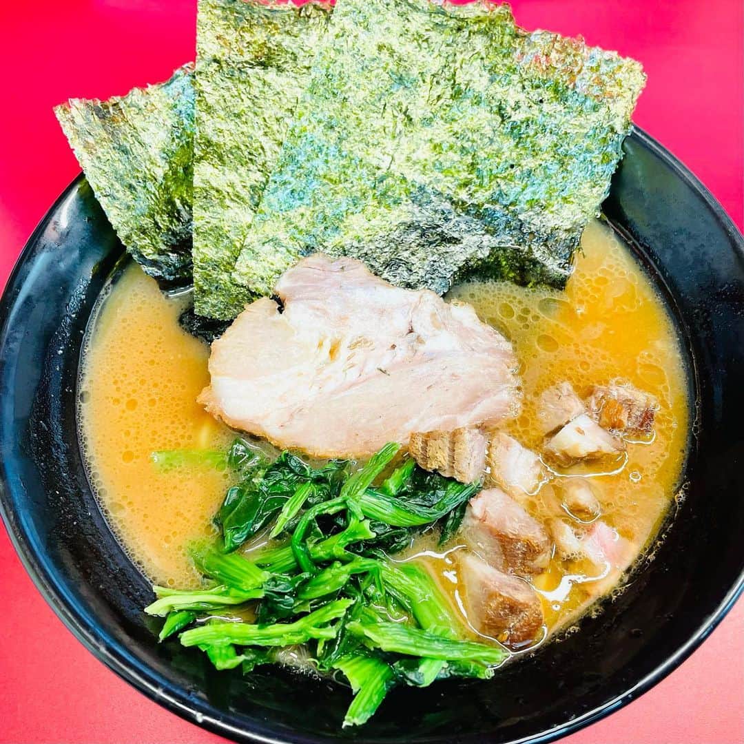 渡部おにぎりさんのインスタグラム写真 - (渡部おにぎりInstagram)「【大塚屋】三軒茶屋  ・らーめん ・ライス(おかわり自由)  久しぶりに家系食べたら優勝すぎました！！ 美味い！！！！！！！ デブはこれを待っていたぞ！！ 特性一味ソースをご飯に掛けてラーメンの汁で食べるご飯は最高すぎましたね！！！！ ご飯4杯いきました。  #飯テロ#グルメ#日本美食#全国美味いもの巡り#外食#東京グルメ#instafood#yuumy#金の国#渡部おにぎり #三軒茶屋#三軒茶屋グルメ#ラーメン#ライス」11月24日 18時19分 - watabe_onigiri