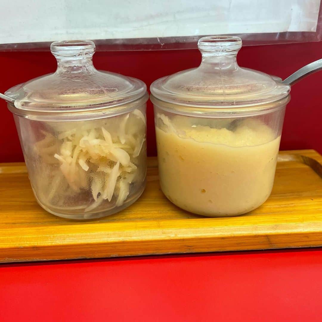 渡部おにぎりさんのインスタグラム写真 - (渡部おにぎりInstagram)「【大塚屋】三軒茶屋  ・らーめん ・ライス(おかわり自由)  久しぶりに家系食べたら優勝すぎました！！ 美味い！！！！！！！ デブはこれを待っていたぞ！！ 特性一味ソースをご飯に掛けてラーメンの汁で食べるご飯は最高すぎましたね！！！！ ご飯4杯いきました。  #飯テロ#グルメ#日本美食#全国美味いもの巡り#外食#東京グルメ#instafood#yuumy#金の国#渡部おにぎり #三軒茶屋#三軒茶屋グルメ#ラーメン#ライス」11月24日 18時19分 - watabe_onigiri