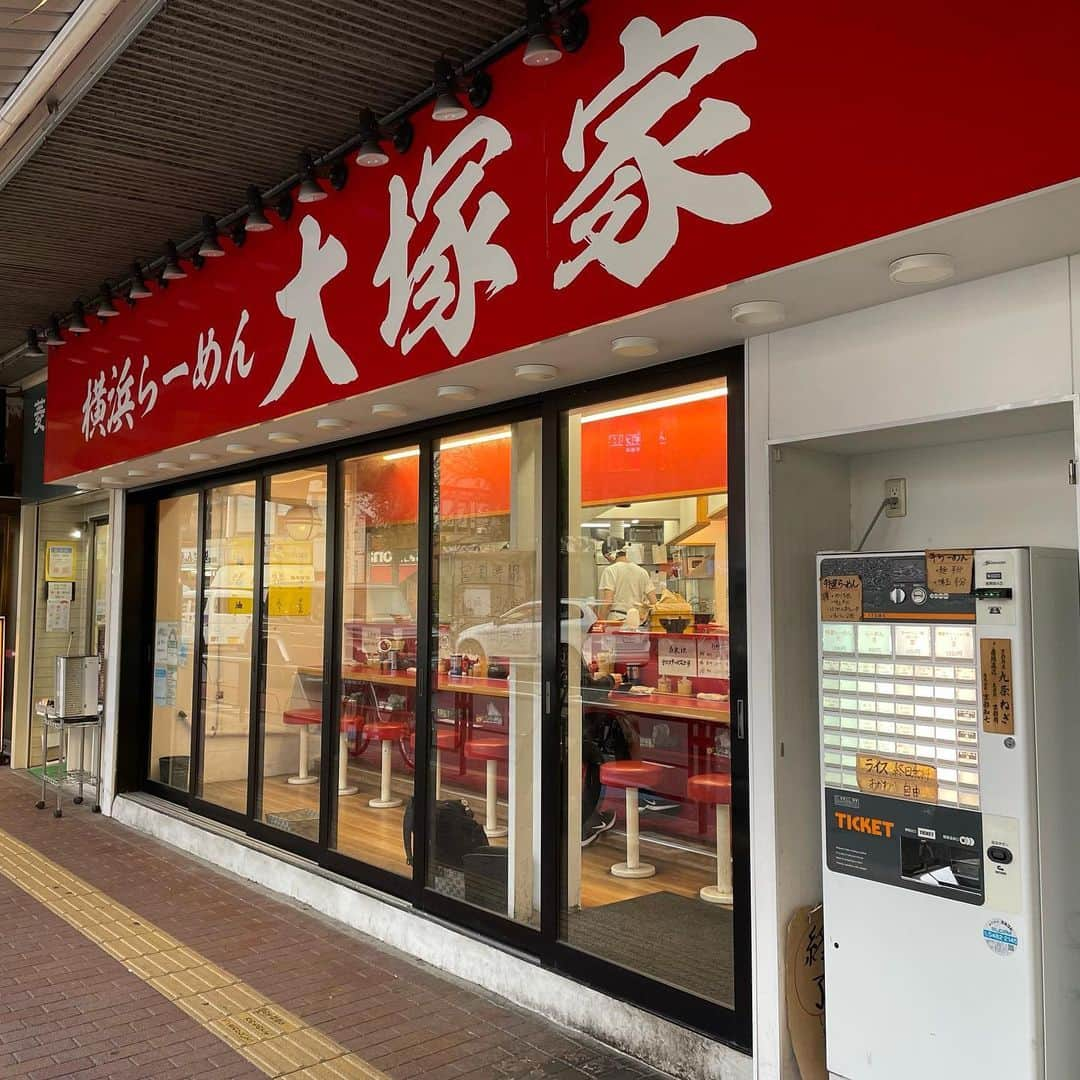 渡部おにぎりのインスタグラム：「【大塚屋】三軒茶屋  ・らーめん ・ライス(おかわり自由)  久しぶりに家系食べたら優勝すぎました！！ 美味い！！！！！！！ デブはこれを待っていたぞ！！ 特性一味ソースをご飯に掛けてラーメンの汁で食べるご飯は最高すぎましたね！！！！ ご飯4杯いきました。  #飯テロ#グルメ#日本美食#全国美味いもの巡り#外食#東京グルメ#instafood#yuumy#金の国#渡部おにぎり #三軒茶屋#三軒茶屋グルメ#ラーメン#ライス」