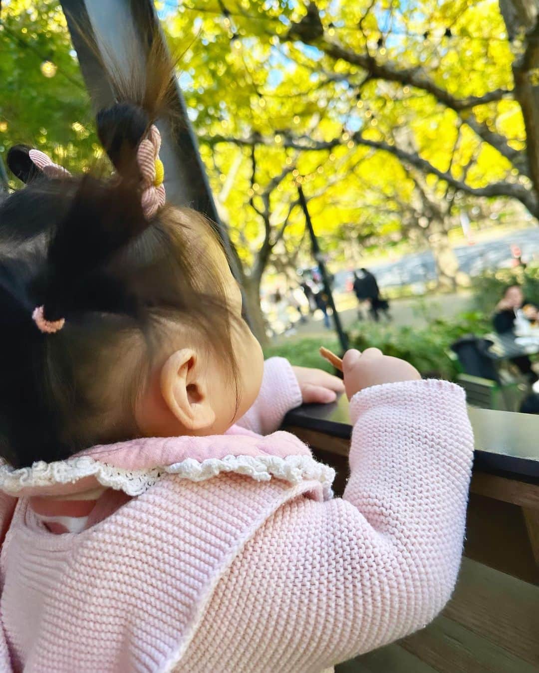 横町ももこさんのインスタグラム写真 - (横町ももこInstagram)「💖  銀杏並木さんぽ👶💛  今年の冬はあったかくてお散歩が楽しい🤝💕  #銀杏並木  #外苑前いちょう並木  #子育てママ  #赤ちゃんのいる生活  #赤ちゃんのいる暮らし  #10ヶ月ベビー  #10monthsold  #令和5年ベビー #女の子ベビー #👶🌸 #ベビーモデル #親子モデル #公式たまひよグラマー  #ブロガー #インフルエンサー #ママインフルエンサー #フリーランスモデル #横町ももこ」11月24日 18時19分 - momochadayo