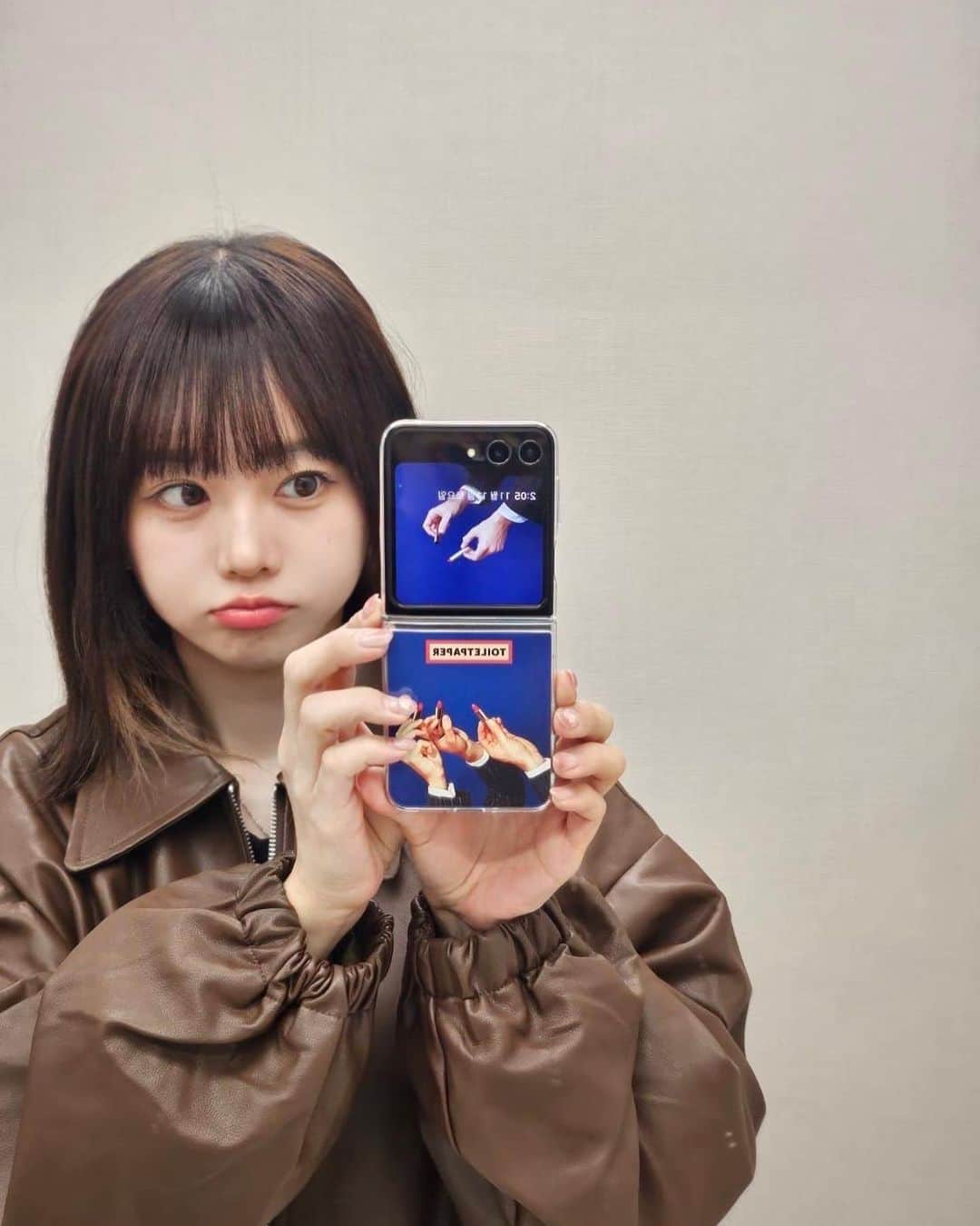 キム・イェリンさんのインスタグラム写真 - (キム・イェリンInstagram)「ちせの秋服 OOTD with Galaxy Z Filp5  Flip Suit Caseはケースの中に入れるカードを変えるだけで、 カードにリンクした壁紙にできちゃうから嬉しい👶🏻  キュートなカードで、自由にスマホを着せ替えられる!  バリエーション豊富で、ファッションアイテムの一部として 取り入れられるから楽しい!  ちせも秋のコーデに合わせてカスタマイズしてみたよ🍁  みんなはどのコーデが好き?  #PR #TeamGalaxy #GalaxyZFlip5 #withGalaxy #Galaxyのある生活 #JoinTheFlipSide #FlipSuitCase」11月24日 18時20分 - peach_chu_