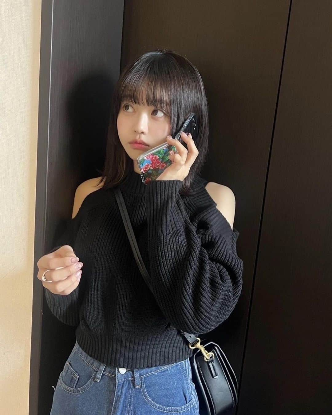 キム・イェリンさんのインスタグラム写真 - (キム・イェリンInstagram)「ちせの秋服 OOTD with Galaxy Z Filp5  Flip Suit Caseはケースの中に入れるカードを変えるだけで、 カードにリンクした壁紙にできちゃうから嬉しい👶🏻  キュートなカードで、自由にスマホを着せ替えられる!  バリエーション豊富で、ファッションアイテムの一部として 取り入れられるから楽しい!  ちせも秋のコーデに合わせてカスタマイズしてみたよ🍁  みんなはどのコーデが好き?  #PR #TeamGalaxy #GalaxyZFlip5 #withGalaxy #Galaxyのある生活 #JoinTheFlipSide #FlipSuitCase」11月24日 18時20分 - peach_chu_