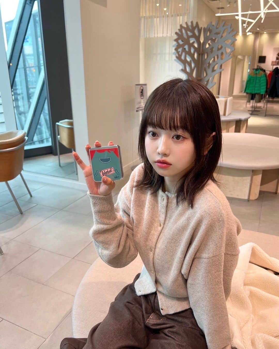 キム・イェリンさんのインスタグラム写真 - (キム・イェリンInstagram)「ちせの秋服 OOTD with Galaxy Z Filp5  Flip Suit Caseはケースの中に入れるカードを変えるだけで、 カードにリンクした壁紙にできちゃうから嬉しい👶🏻  キュートなカードで、自由にスマホを着せ替えられる!  バリエーション豊富で、ファッションアイテムの一部として 取り入れられるから楽しい!  ちせも秋のコーデに合わせてカスタマイズしてみたよ🍁  みんなはどのコーデが好き?  #PR #TeamGalaxy #GalaxyZFlip5 #withGalaxy #Galaxyのある生活 #JoinTheFlipSide #FlipSuitCase」11月24日 18時20分 - peach_chu_