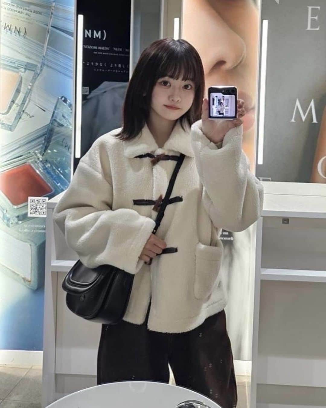 キム・イェリンさんのインスタグラム写真 - (キム・イェリンInstagram)「ちせの秋服 OOTD with Galaxy Z Filp5  Flip Suit Caseはケースの中に入れるカードを変えるだけで、 カードにリンクした壁紙にできちゃうから嬉しい👶🏻  キュートなカードで、自由にスマホを着せ替えられる!  バリエーション豊富で、ファッションアイテムの一部として 取り入れられるから楽しい!  ちせも秋のコーデに合わせてカスタマイズしてみたよ🍁  みんなはどのコーデが好き?  #PR #TeamGalaxy #GalaxyZFlip5 #withGalaxy #Galaxyのある生活 #JoinTheFlipSide #FlipSuitCase」11月24日 18時20分 - peach_chu_