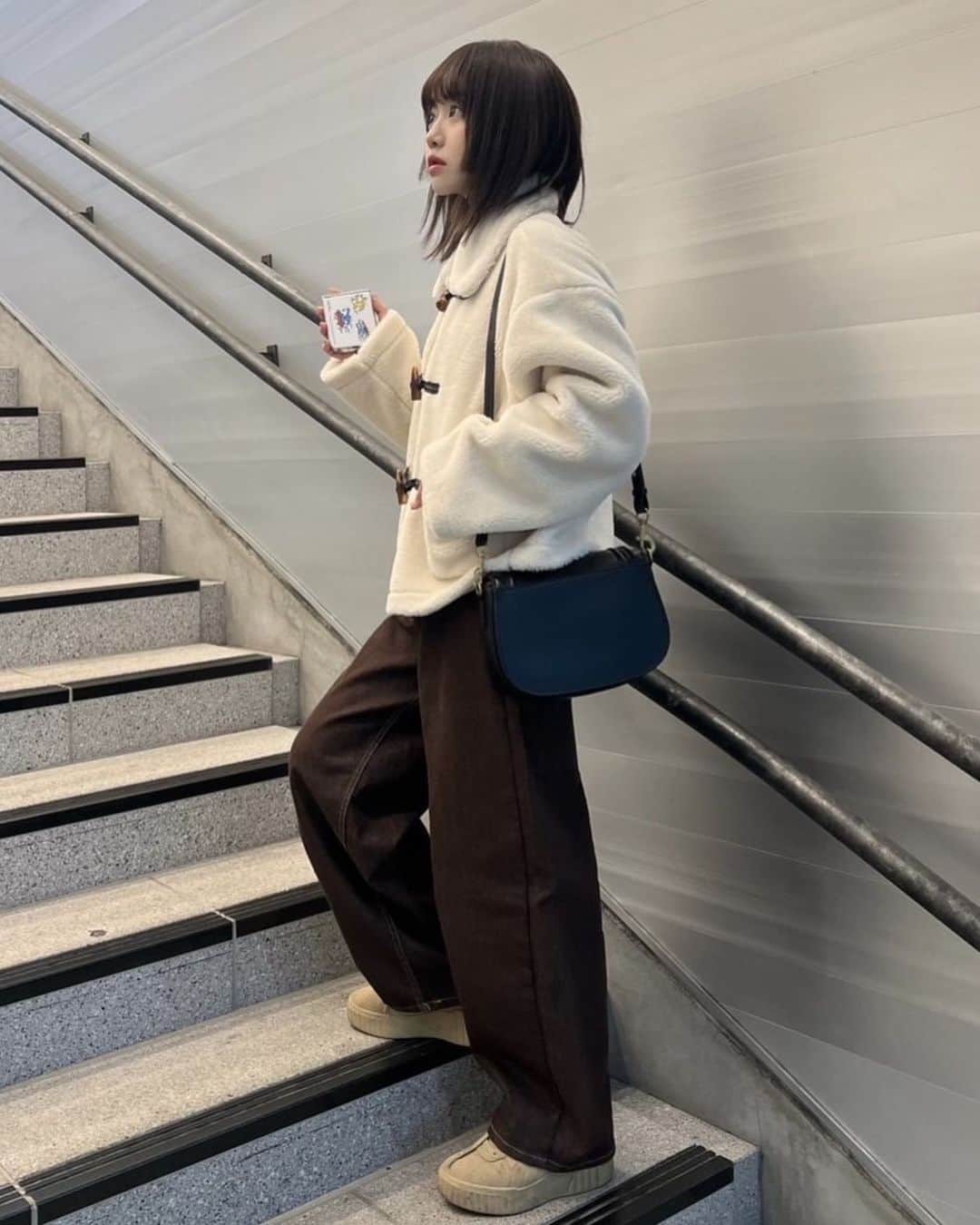 キム・イェリンさんのインスタグラム写真 - (キム・イェリンInstagram)「ちせの秋服 OOTD with Galaxy Z Filp5  Flip Suit Caseはケースの中に入れるカードを変えるだけで、 カードにリンクした壁紙にできちゃうから嬉しい👶🏻  キュートなカードで、自由にスマホを着せ替えられる!  バリエーション豊富で、ファッションアイテムの一部として 取り入れられるから楽しい!  ちせも秋のコーデに合わせてカスタマイズしてみたよ🍁  みんなはどのコーデが好き?  #PR #TeamGalaxy #GalaxyZFlip5 #withGalaxy #Galaxyのある生活 #JoinTheFlipSide #FlipSuitCase」11月24日 18時20分 - peach_chu_
