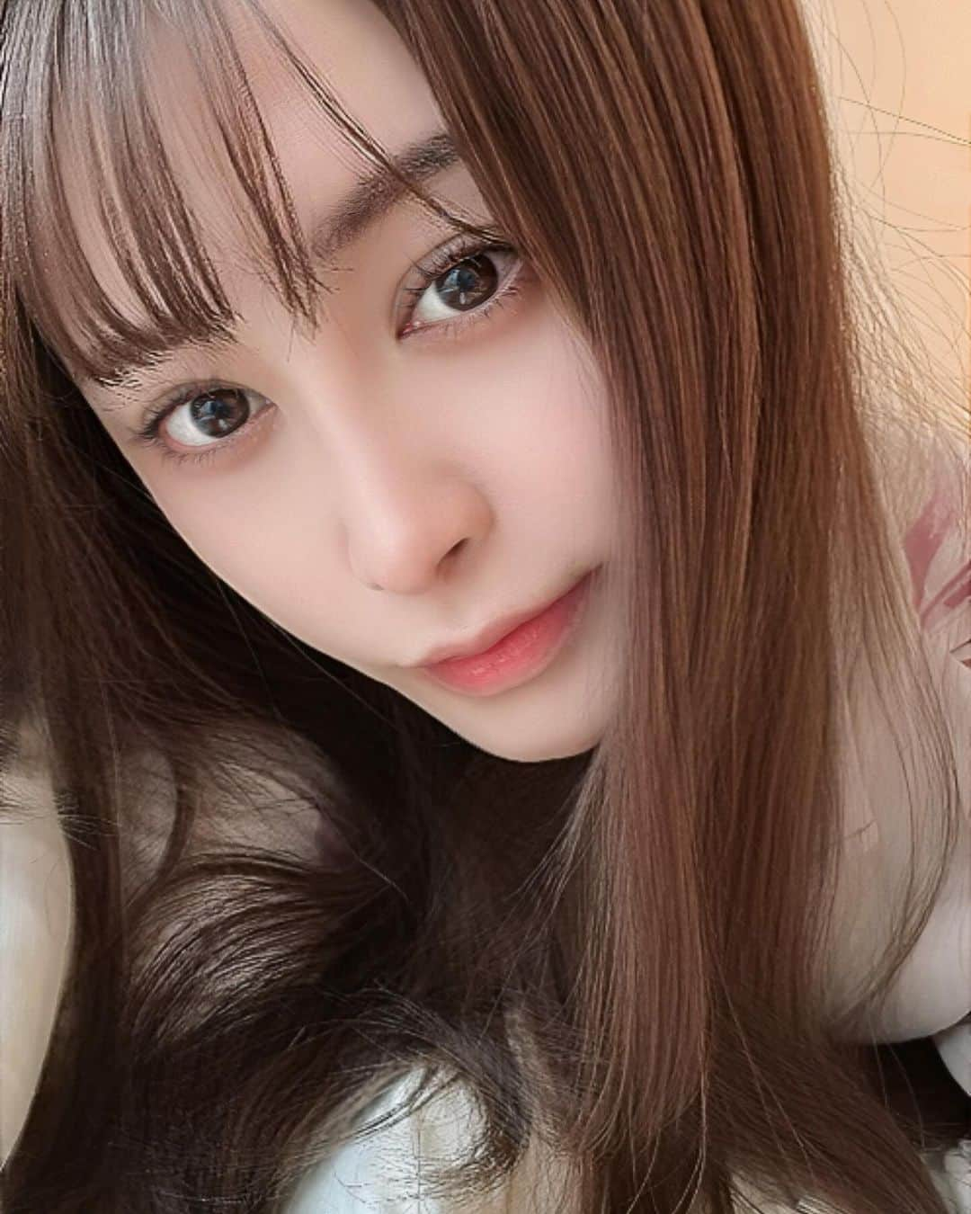 飛鳥凛さんのインスタグラム写真 - (飛鳥凛Instagram)「@onlymineralslさんから商品提供を頂いたのでご紹介します！  【薬用 リンクルホワイト クッションBB】 これ１つでなんと6役🙄 美白※1美容液 シワ改善クリーム 化粧下地 日焼け止め※2 ファンデーション コンシーラー  もっちりとしたテクスチャーで、カバー力もあるから重くなるかなと思ったのですが 全顔に塗って暫くするとサラサラの質感に…  ティッシュでプレストしても移らなくてびっくり🥰私の中でのクッションファンデの懸念点だったベタつきとカバー力が改善されていて感動しました❤️  すぐにベースメイクが完成するのは朝忙しい女の子達にとっては強い味方🥺  ※1メラニンの生成を抑え、シミ・そばかすを防ぐ ※2化粧品の効能による(日やけによるシミ、ソバカスを防ぐ)  #PR #YAMAN #ONLYMINERALS #ベスコス　#クッションファンデーション　#クッションファンデ　#ナチュラルメイク　#bbクリーム」11月24日 18時21分 - rin_asuka0328