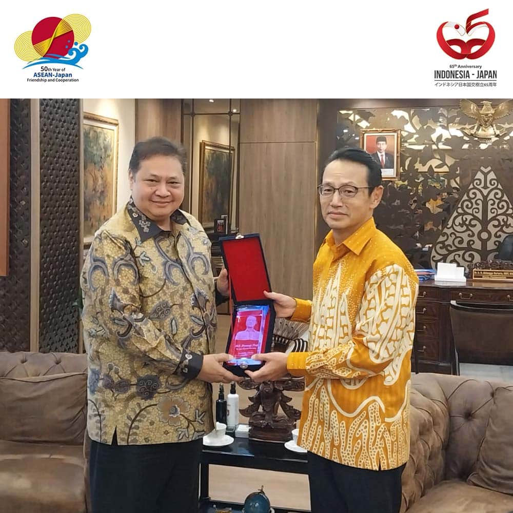 石井正文のインスタグラム：「Saya melakukan kunjungan kehormatan untuk berpamitan kepada Bapak Airlangga Hartarto, Menteri Koordinator Bidang Perekonomian. Selama saya bertugas di Indonesia, beliau menerima banyak kunjungan delegasi dari Jepang dan selain itu juga beliau bersedia mendengarkan suara dari perusahaan Jepang di Indonesia mengenai berbagai masalah yang mereka hadapi. Untuk itu dari lubuk hati, saya sangat berterima kasih.😊🙏  Saya berharap kerja sama antara Jepang dan Indonesia akan berkembang lebih lanjut!🤗✨  アイルランガ経済担当調整大臣に離任表敬を行いました。私の在任期間中、多くの日本からの要人を快く迎え入れていただき、また、日本企業が抱える問題について常に真摯に耳を傾けていただくなど、本当にお世話になりました。😊🙏  日本とインドネシアの経済協力の益々の発展を願っています！🤗✨  #65indonesiajepang #65japanindonesia #50aseanjapan #jepang #dubesjepang #dubeskanasugi」