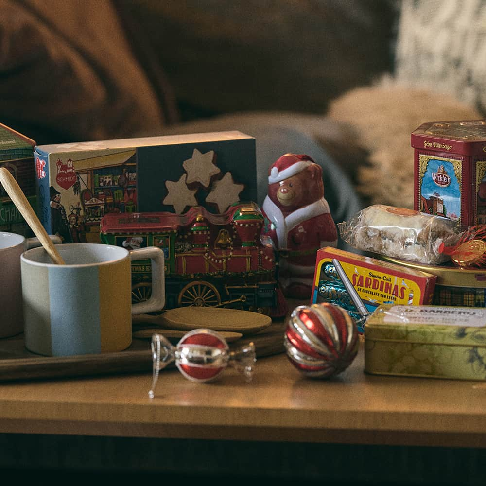 TODAY'S SPECIALのインスタグラム：「<SHARE HOLIDAY SWEETS> この時期ならではのクリスマスのお菓子  リースづくりの合間に一息。この時期ならではのクリスマスのお菓子を持ちよって、みんなでわいわいとシェアしてたのしみませんか。  ▼詳細はトップページのURLよりONLINE STOREにてご確認ください。  @cibone_ts    #todaysspecial #トゥデイズスペシャル #クリスマス #クリスマス菓子 #クリスマスパーティー #クリスマスプレゼント」