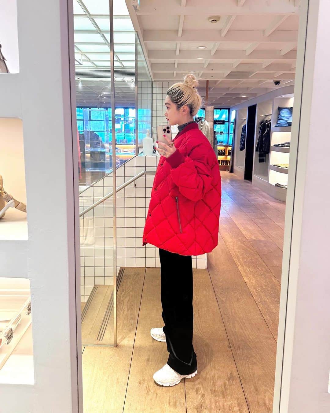 柳瀬未央のインスタグラム：「. 軽くて暖かくて最高な P.H.DESIGNS × SUPER A MARKET  THE・アウトドア！な見た目じゃないダウン欲しかった  やっぱり赤かなぁこちらはLサイズでゆったり着てます 横からのシルエットlove🫶  #0138n_fashion  #winterfashion」