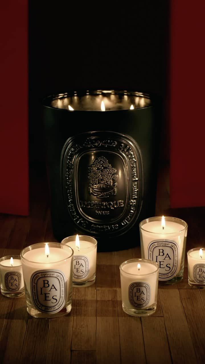 ディプティックのインスタグラム：「A spectacular size… …superbly brought into being. Our limited-edition giant Berries candle has nine wicks and five kilograms of wax in a matte-glazed vessel bearing Diptyque’s oval and the Maison’s iconic perfume burner. Black is back. #HolidayCollection #HolifaySeason #Baies #GiantCandle」