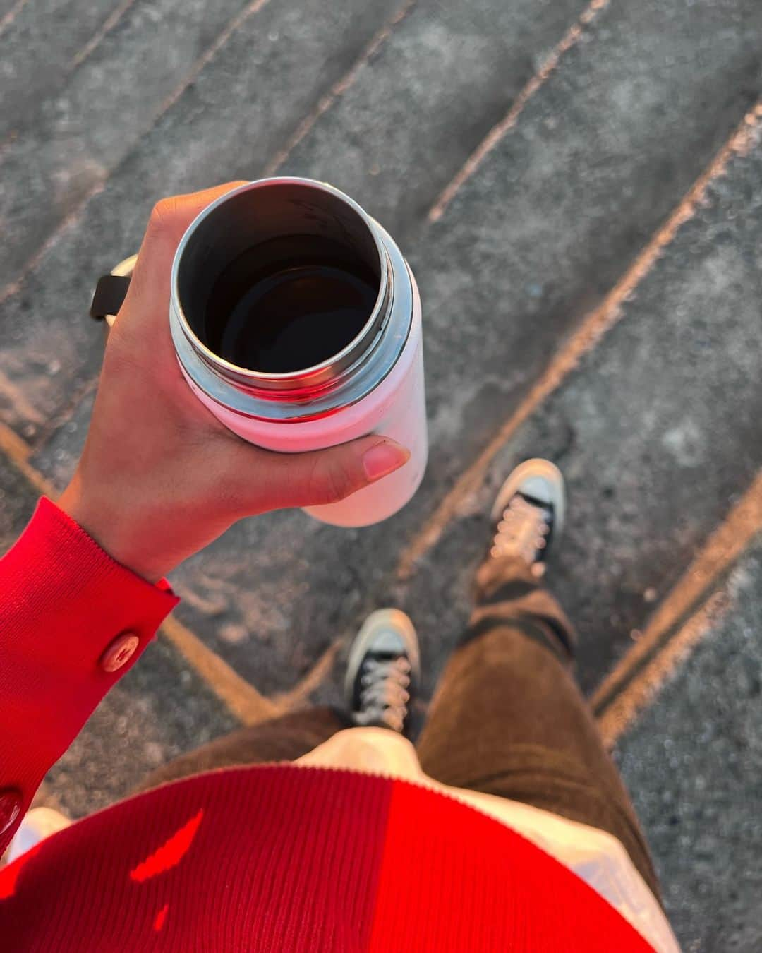 真幸良さんのインスタグラム写真 - (真幸良Instagram)「コーヒーもジュースもお酒も普段はあまり飲まないので 基本水分補給は水かお茶派な私🚰  最近は横浜中華街でふらっと入った薬局で見つけた無農薬のルイボスティーを毎日のように飲んでおります🙋🏽‍♀️  みんなのおすすめのお茶あったら教えて🌱 ノンカフェインでも、カフェイン有りでも◎  この日はあったかいお茶を水筒に入れて海へ ただただのんびりと移り変わる空の色を眺める至福の時間でした🥰  . . . #マイボトル #ハイドロフラスク #水筒 #足元倶楽部 #赤ニット #冬コーデ #冬服 #デニムコーデ #levis #古着 #古着コーデ #カラーコーデ #カジュアルコーデ #スニーカーコーデ」11月24日 18時27分 - mayuri_158cm