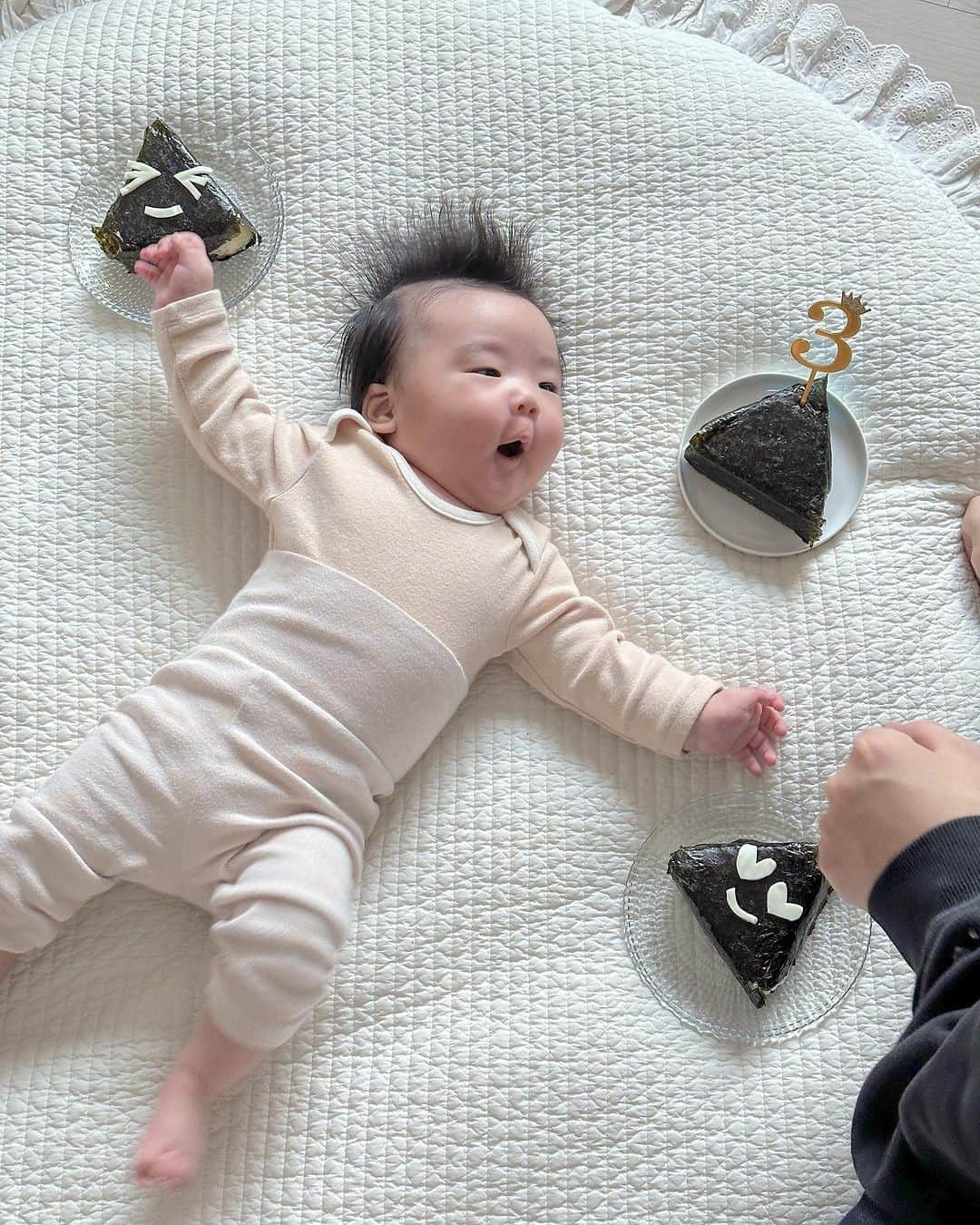 などちゃん（이선형／イソンヒョン）のインスタグラム：「어느덧 3개월이라니🥹🖤 3개월 촬영은 너도들 추천에따라 삼각김밥으로다가…🍙  이거 건지려고 카메라 십분 넘게 들고 있던 건 안 비밀 🤳  #3개월아기」