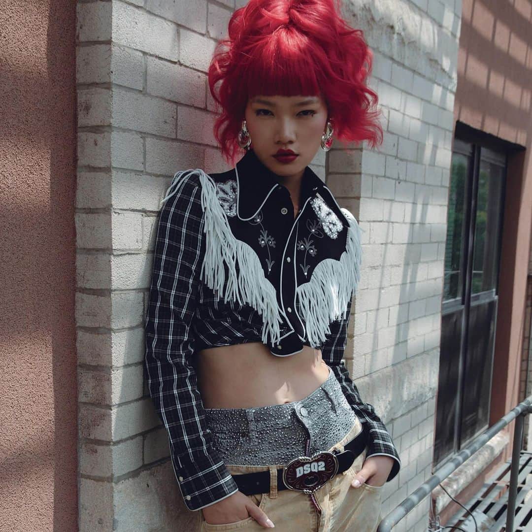 のインスタグラム：「Stopping Traffic 🚦 @schonmagazinechina   Photographer @elizabethwirija Stylist @jennyhaapala Stylist assistant @dom.alxnder Makeup up @tomoyomakeup Hairstylist @chika_nishiyama Model @mengzheng1111  #D2EDITORIALS #DSQUARED2」
