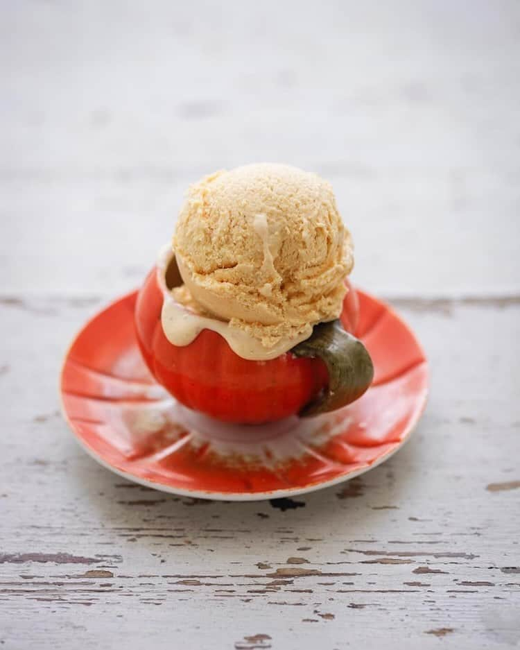 ナイジェラ・ローソンさんのインスタグラム写真 - (ナイジェラ・ローソンInstagram)「#RecipeOfTheDay is No-Churn Brandied Pumpkin Ice Cream, particularly useful should you have a small amount of canned pumpkin leftover from any #Thanksgiving celebrations!  . And to get the recipe, click on link in bio. Most of you may know what’s meant by “click on link in bio”, so just skip this bit, but for those who don’t, let me explain: tap on my name right up top, which will take you to a page that has a link on it that says www.nigella.com/instagram. When you click on this link, it will take you to a page of photographs: click on the photograph you want the recipe for – you sometimes have to tap a couple of times for some reason – and you will be taken to it! . Photograph by @nordljus」11月24日 18時30分 - nigellalawson