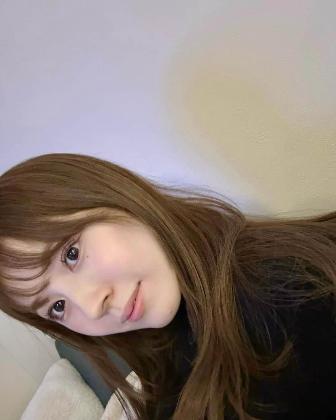 黒田莉来のインスタグラム：「最近のヘア事情🩶​ ​ ヘアケアなにしてますかって​ よくご質問をいただくのですが、​ ​ 最近は @essential_jp  のうるツヤチャージを使っています🧴🫧​ ​ 週1回のご褒美ケアにこれを使うと​ 乾燥やアイロンで傷んだ髪も​ とぅるんとぅるんな仕上がりになるの🥹​ ​ 個包装だから旅行のお供にもぴったり。​ 韓国にも連れて行きました🚶♡​ ​ エッセンシャルのX公式アカウントで​ 「#勝負前夜のうるツヤチャージ」キャンペーンをやっているそうなので、是非チェックしてみてください✔︎ ​ ​ #pr #エッセンシャル #うるツヤチャージ」