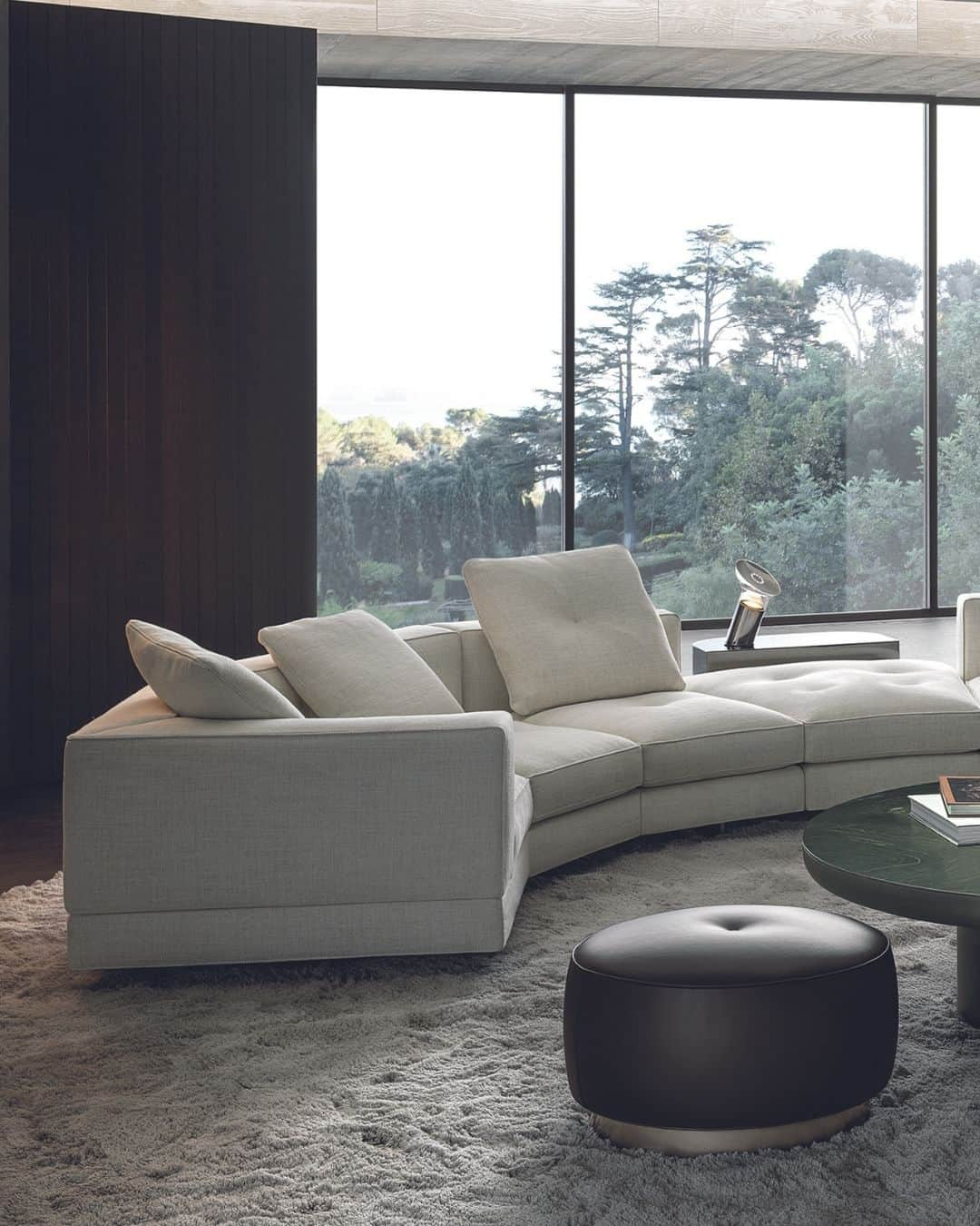 Minotti Londonのインスタグラム：「The timeless, multifaceted stylistic language of the distinguished yet cosy Dylan modular seating system is also expressed in the Dylan Low version.  With a more classic and traditional identity, raised 7.5 cm off the ground, this version effortlessly interprets a timeless taste. It is capable of expressing multiple aesthetic and compositional languages, fitting with ease into environments with different uses.  @rodolfodordoni design.  Tap the link in our bio to explore the Dylan Low Sofa.  #dylan #rodolfodordoni #minotti #minottilondon #luxuryfurniture #interiordesign #madeinitaly #luxurysofa #sofadesign #sofa #livingroomdecor #livingroomideas #livingroomdesign」