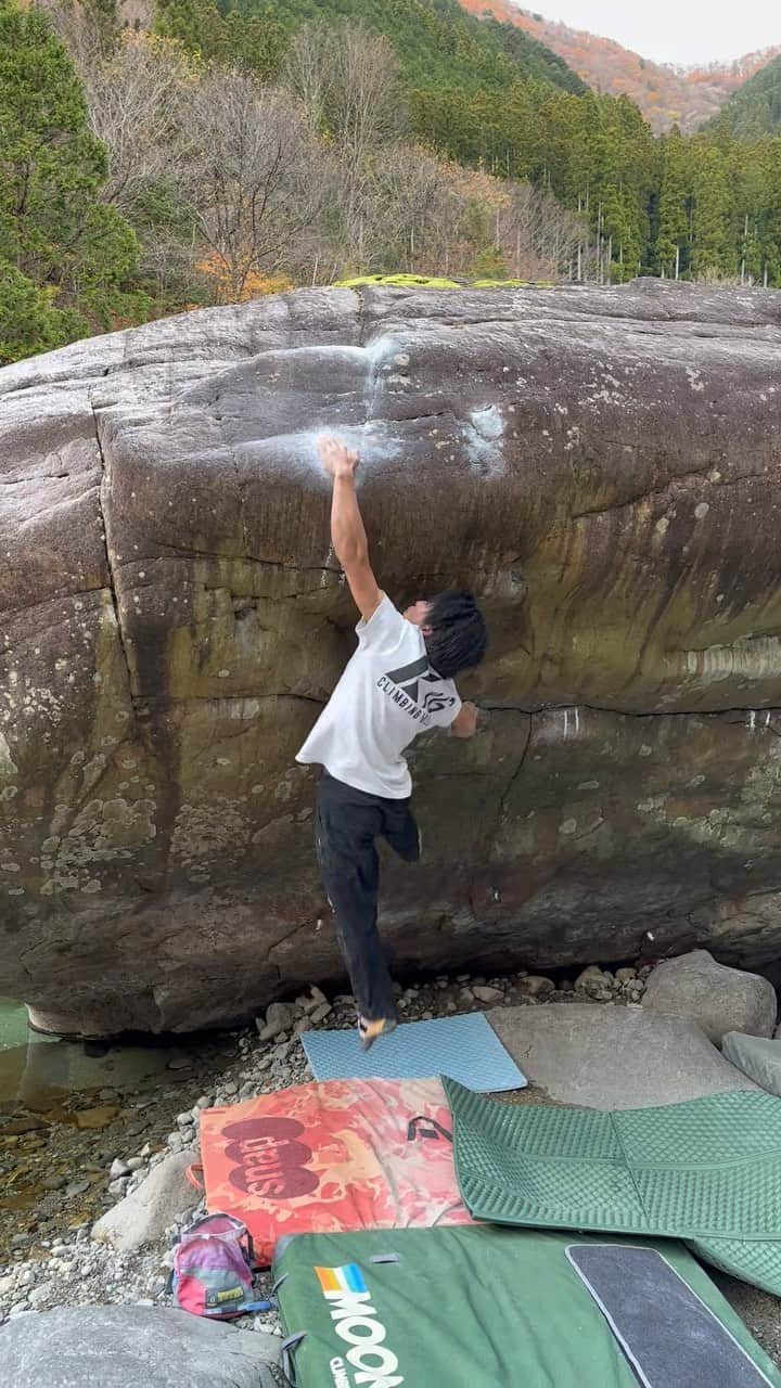 是永敬一郎のインスタグラム：「カンダタ　5段/V14✅  エモーション行こうかと思ってたんだけど、突然の雨で断念。  せっかくなんで、馬瀬へ移動しカンダタを登る事ができた。  エモーションも王手なんで、早く行きたいなー  @climbingjam  @k16_climbinghold  @mountainhardwear.jp  @moonclimbing  @crux_importing_division  @climbbutora  @newhale_japan」