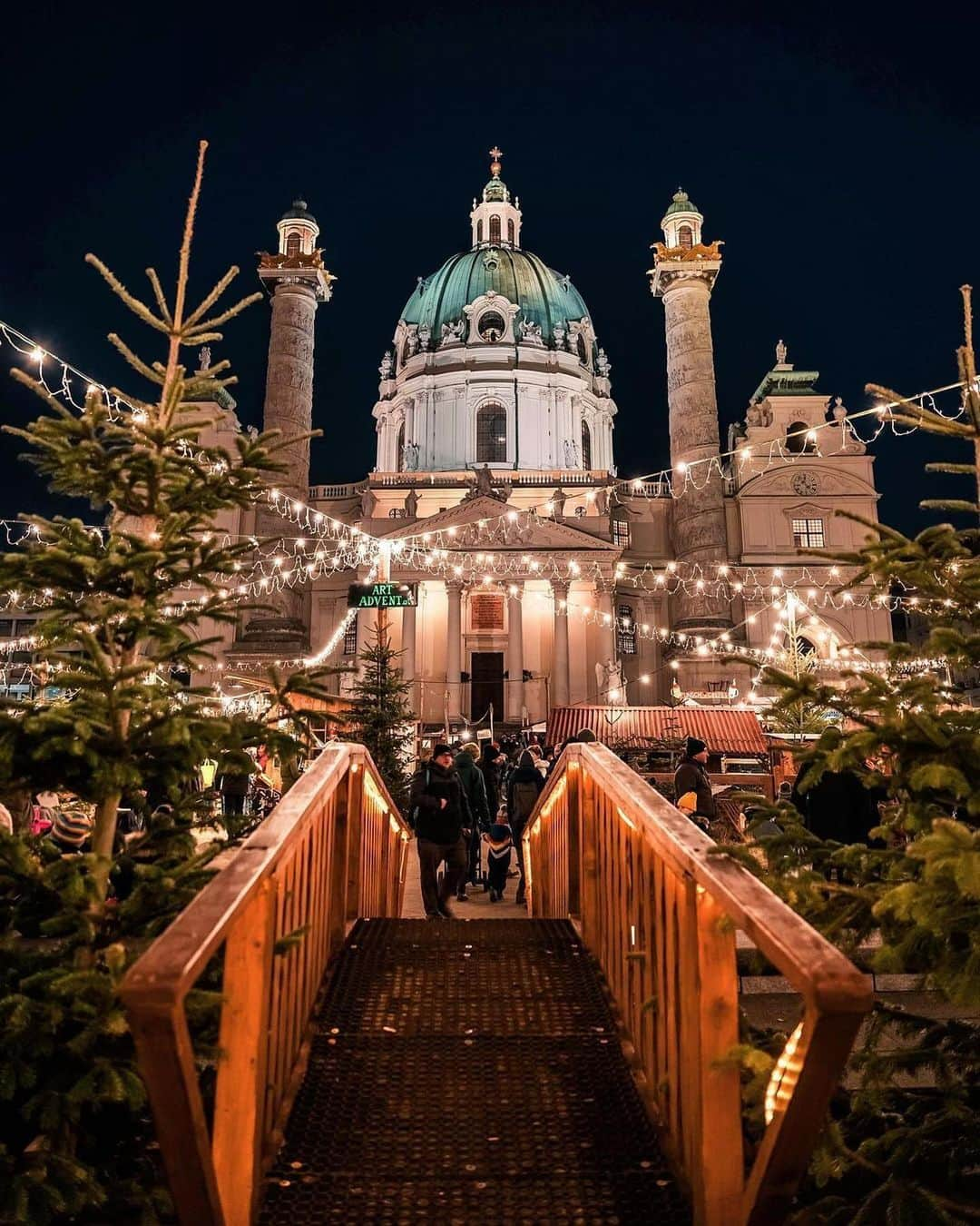 Wien | Viennaさんのインスタグラム写真 - (Wien | ViennaInstagram)「Vienna‘s Christmas spirit captured by the amazing photographer @ihab.982. 💫🎄🎁 #ViennaNow  📍Rathausplatz, Karlsplatz, Wiener Staatsoper, Hofburg Palace  #vienna #wien #viennagram #travelgram #traveleurope #christmasmagic #christmasworld #christmasmarket #weihnachtsmarkt #christmasdecorations #christmasdecor #christmasdecorating #traveltips #viennablogger #viennaaustria #viennagram #viennalove #viennacity #vienna_go #wienliebe #rathaus」11月24日 18時42分 - viennatouristboard