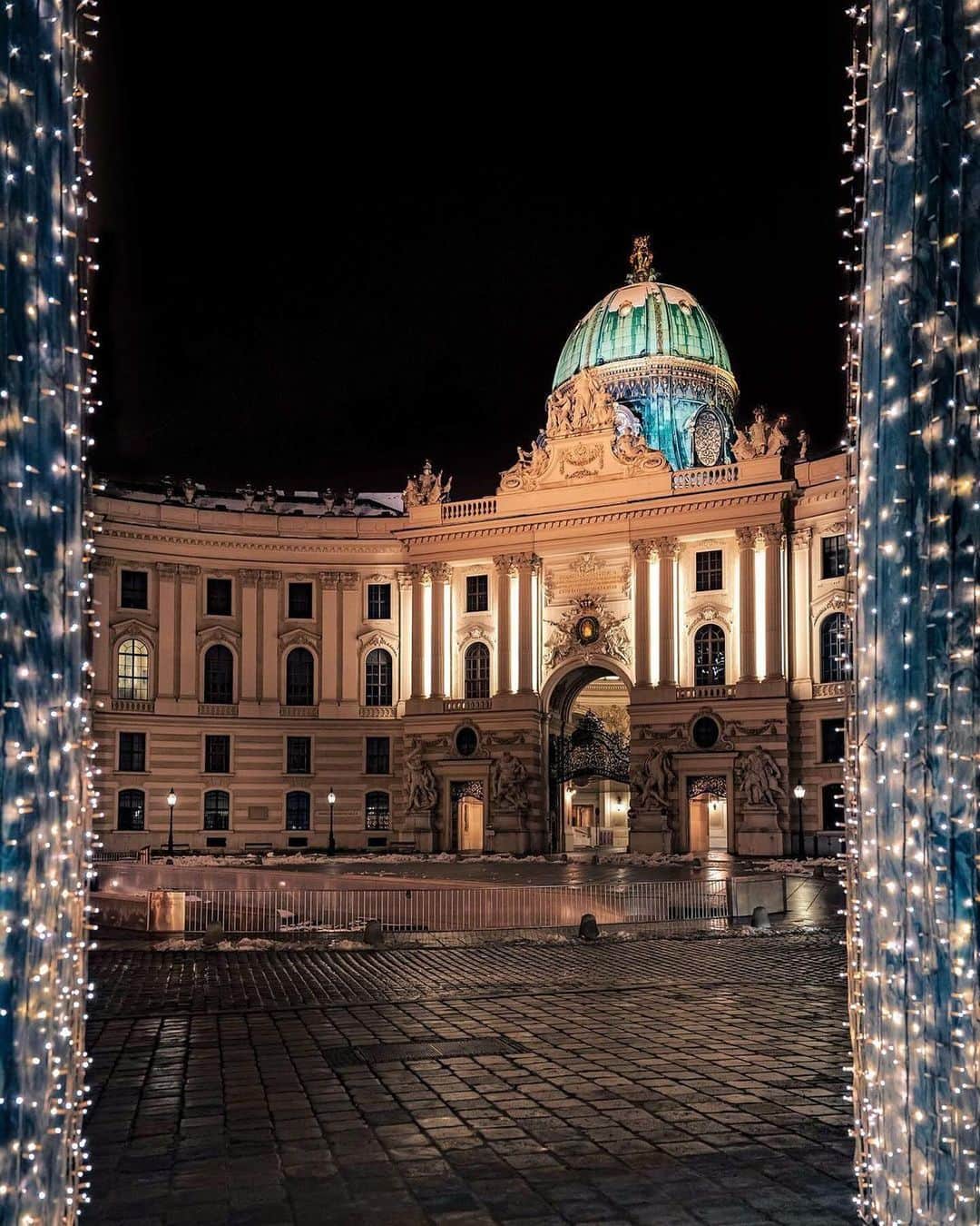 Wien | Viennaさんのインスタグラム写真 - (Wien | ViennaInstagram)「Vienna‘s Christmas spirit captured by the amazing photographer @ihab.982. 💫🎄🎁 #ViennaNow  📍Rathausplatz, Karlsplatz, Wiener Staatsoper, Hofburg Palace  #vienna #wien #viennagram #travelgram #traveleurope #christmasmagic #christmasworld #christmasmarket #weihnachtsmarkt #christmasdecorations #christmasdecor #christmasdecorating #traveltips #viennablogger #viennaaustria #viennagram #viennalove #viennacity #vienna_go #wienliebe #rathaus」11月24日 18時42分 - viennatouristboard