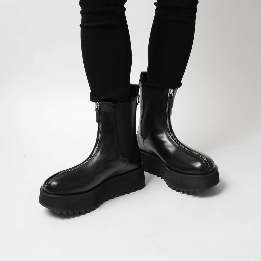 白鳥雪之丞のインスタグラム：「"TEARS OF SWAN-SIDE GORE PLATFORM ZIP BOOTS" ¥65.000(tax in)  オールレザー仕様、アッパー部分のファスナー開け閉め可能、ソール部分は軽量の素材で重さを軽減、両サイドは強化ゴム使用し履きやすさも兼ねたサイドゴアブーツ、23〜28cmの6サイズ展開になります。  オーダー頂いております皆様、11/28から順次発送になります!!  店頭、official webshopにて引き続きオーダー受付中ですので宜しくお願い致します!!  https://tears-of-swan.shop-pro.jp/?pid=177727392 (11月28日発送開始)  @tears_of_swan  #tearsofswan #sidegoreboots #leatherboots #zipboots #sharksoleboots #boots」