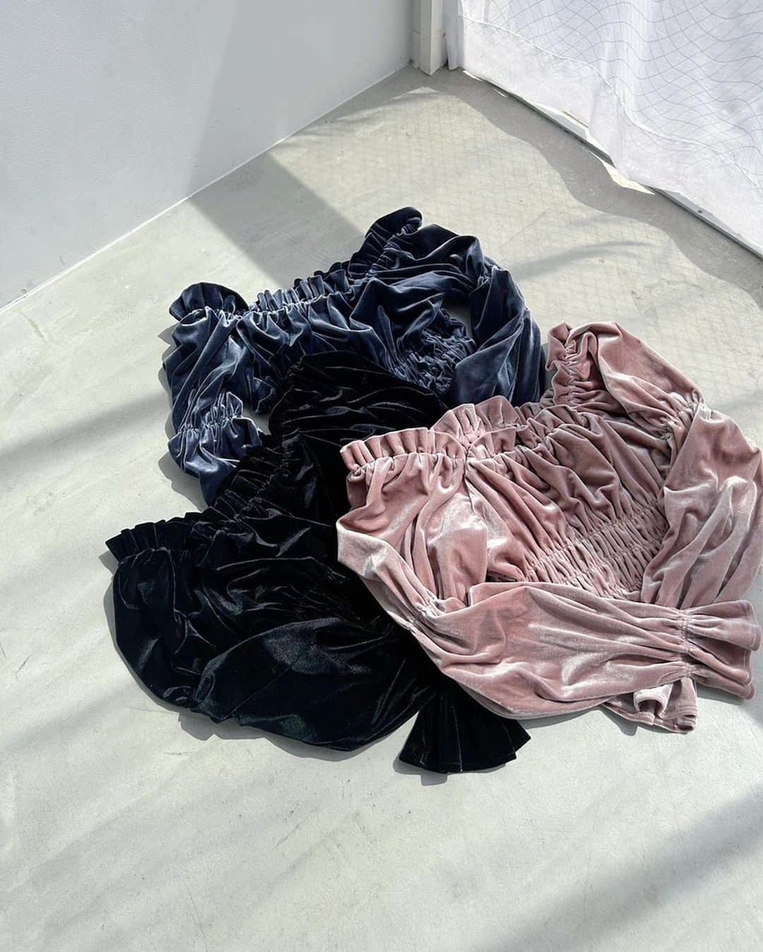 dazzlinさんのインスタグラム写真 - (dazzlinInstagram)「____ Winter & Spring knit collection☃️🍀  アウターの中に忍ばせるニットはもうGETした？💭  冬はアウターが少し重いカラーになりやすいので、 春まで着られる明るめカラーを選ぶと 長い期間楽しんでいただけます◯  . ■ Knit #レースレイヤードオーバーニットトップス price : ￥7,590 o.white / c.gray / b.pink / pink / blue / beige size : FREE ※ 12月中旬お届け予定📦  . #バッククロスカーデタイトトップス price : ￥7,150 gray / black / pink / green size : FREE ※ 12月下旬お届け予定📦  . #ショルダーリボンシャギーミニワンピース price : ￥9,790 o.white / pink / blue size : FREE ※ 12月下旬お届け予定📦  . #オフショルベロアトップス price : ￥7,590 black / pink / navy size : FREE ※ 12月下旬お届け予定📦  . ____________________________________________  アイテム詳細はショッピングタグ or TOPページURLよりチェック🔗 » @dazzlin_official  . 全国のdazzlin staffのスタイリングをチェック👗 » @dazzl,in_staff_snap  . #dazzlin #ダズリン #冬服コーデ #冬コーデ #ニット #ニットコーデ #アウター #アウターコーデ #ロングコート  #カラーコーデ #ベロア #アフタヌーンティー #スカート #スカートコーデ #dazzlin_24SS #ダズリン24年春 #推し活 #カフェ活 #カフェ巡り #参戦服 #参戦コーデ #大人コーデ #大人カジュアル #カジュアルコーデ #きれいめカジュアル #シンプルコーデ」11月24日 18時36分 - dazzlin_official