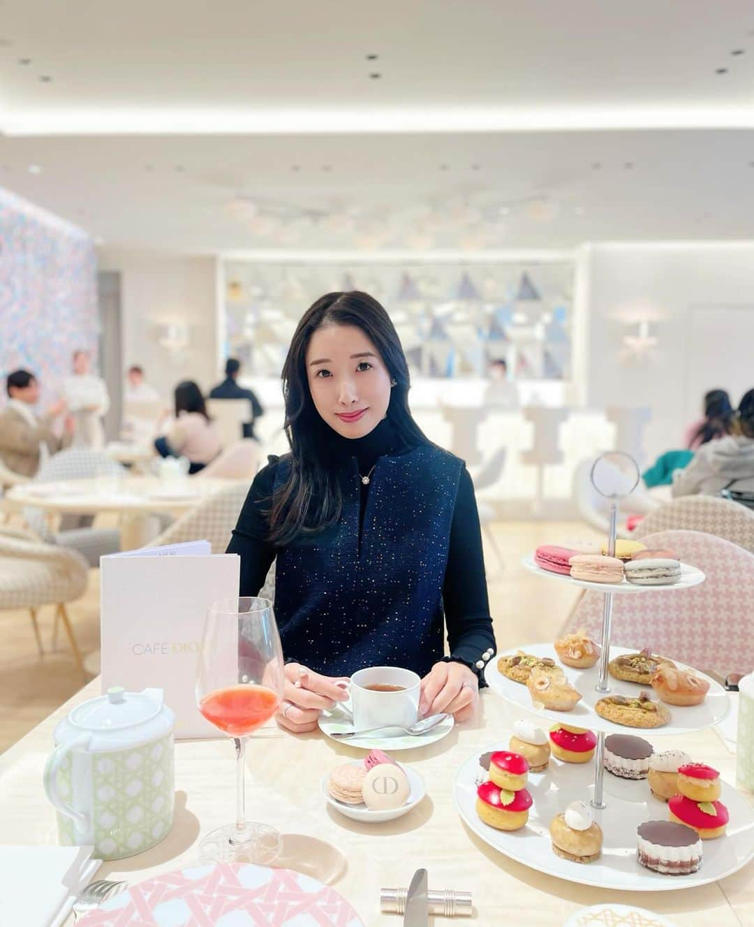 越馬千春のインスタグラム：「. CAFÉ DIOR by LADURÉEで で佐彩のお祝いアフタヌーンティー🫖☕️🎂  可愛いし美味しいし最高でした✨💕  2時間あっという間だったけど🥺いつも楽しくて癒しの時間✨ いつもありがとう❤️🕊️  @anayi_official  のワンピース着て行って大正解✨✨👀 ちなみに瑠美とお揃いだったみたい💫  #coordinate #コーディネート #コーデ #fashion #ootd #おでかけコーデ#ママコーデ#いつコ#ブルベ夏 #骨格ナチュラル #ソフトエレガント#冬服#anayi#アナイ#pr#アフタヌーンティー#afternoontea #AT #アフタヌーンティー会#東京アフタヌーンティー#CAFEDIORbyLADUREE#tokyoafternoontea#chiharukoshiba_afternoontea」