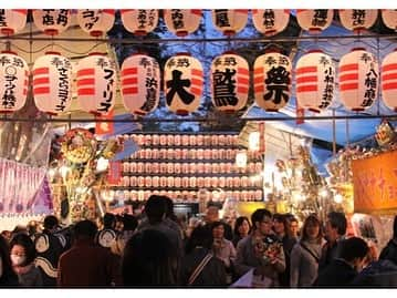 植田麻友美のインスタグラム：「初酉の市へ⛩  東京へ来てから  ずっと憧れ続けた酉の市🌸  活気があって凄くハッピーなお祭りでした🏮👘✨  熊手を頂いたあとの  お店の方達の声掛けが  元気いっぱいで  聞いてるこちらまで元気になってパワーを沢山もらえました🍀💪💪  大國魂神社さんも大好きだし  ⛩がさらにだいすきになった一日でした🤭   #酉の市  #大國魂神社  #神社巡り   #神社好きな人と繋がりたい」