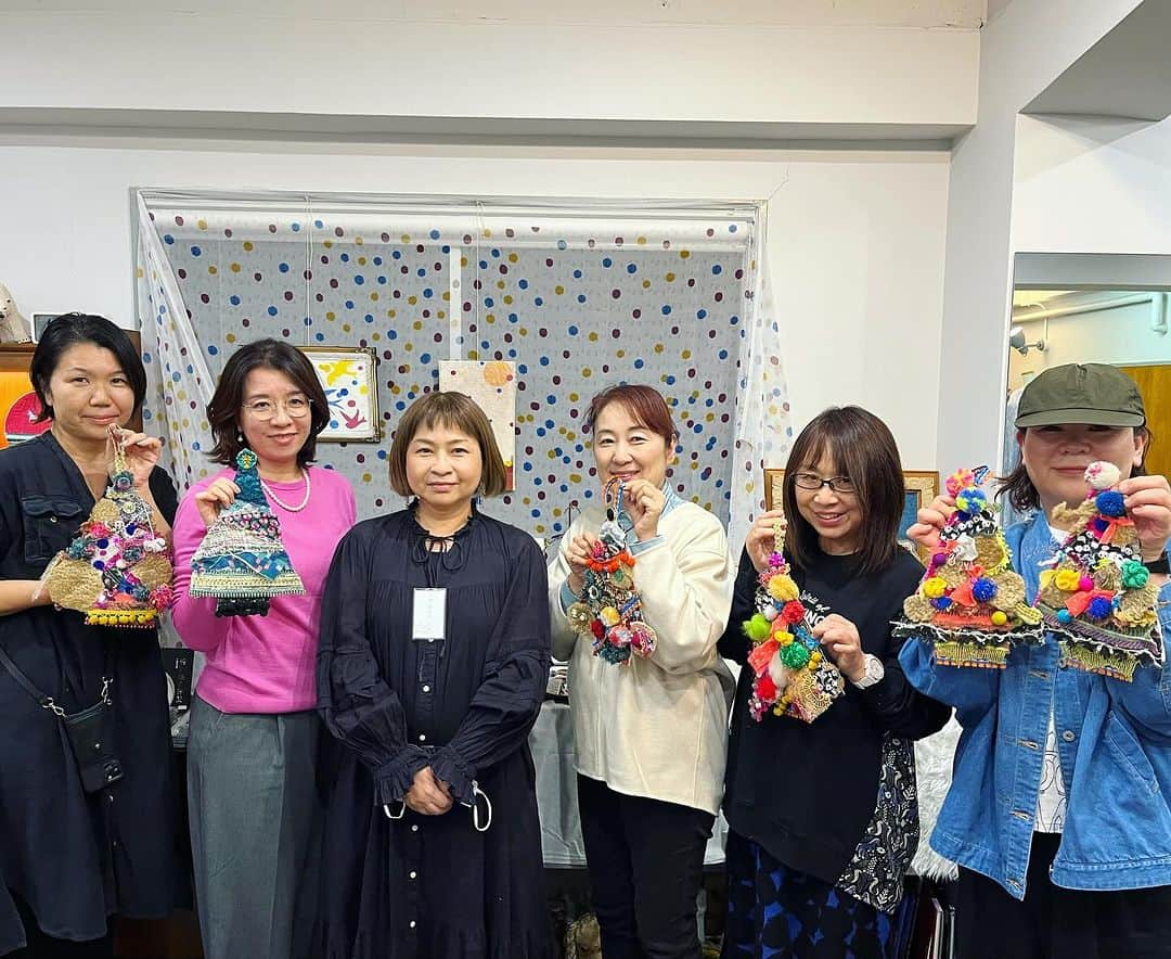 marbleSUD(マーブルシュッド) のインスタグラム：「本日、恵比寿本店にて開催された大島亜佐子さんによるワークショップ「縫い絵®︎でクリスマスタペストリーを作ろう」🌲🌲参加者は満員御礼！皆さま、カラフルな布や毛糸のポンポン、グリッターやビーズなど、思い思いのパーツを組み合わせて世界にひとつだけのタペストリーを完成させました✂️🧶 ✨✨ 完成した作品を見ると、個性が溢れていて眺めているだけで楽しい気分に👀💕テキスタイルから動物だけを切り抜いて貼ったり、パンダをたくさん使ったパンダツリーがあったり🐼どれもとっても華やか🎄2時間があっという間に過ぎてしまいました。大島先生、楽しい時間をありがとうございました🌷🌷🌷 ✨✨ 大人気のワークショップですが、2日目の明日は少しだけ枠が空いております。ご参加希望の方は、恵比寿本店まで直接お電話(03-5725-3755)でご連絡くださいませ。」