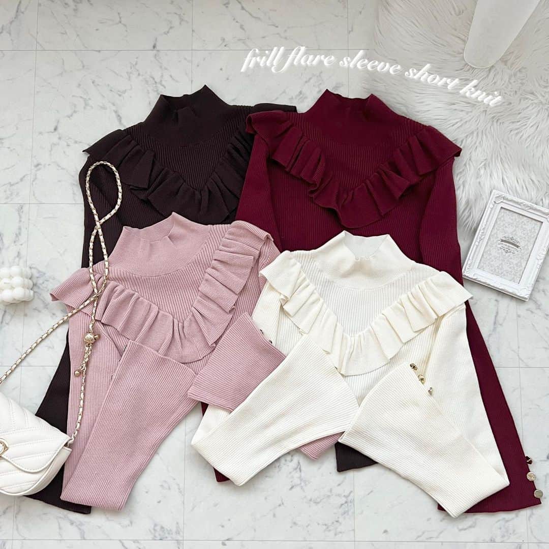apres jour(アプレジュール) のインスタグラム：「【new arrival🎀】販売中！ ⁡ ◆1枚でもレイヤードコーデにもおすすめなフリルニット♪ ⁡ ショート丈のフレアスリーブニットです。 胸元に大きなV字フリルがついているので、 シンプルな柄にも1枚でお洒落見えするデザインとなっております！  お袖のフレア感が大人可愛いデザインで、金ボタンがついているのも高見えポイント♪ 首元はプチハイネックデザインとなっております。  ニットですが暑すぎない生地のため、 ワンピースの中にインナーとして着用することも、メインのトップスとして着用することも可能です。 アウター着用の際にも着膨れの心配なく着用いただけます。 ⁡ #フリルフレアスリーブショートニット 商品番号🔎985153 サイズ…F/XL ¥3,995(taxin) ⁡ ⁡ こちらの画像はインスタ用に加工しておりますので、カラーの雰囲気が実際の商品と異なる場合がございます。 商品ページにてカラーのご確認をお願い致します。 ⁡ #ZOZOでしか買えない #アプレジュール #アプレ部」