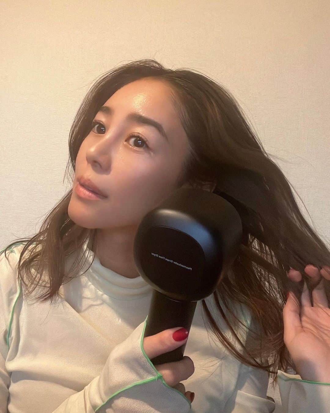 大桑マイミのインスタグラム：「毎日使うものだから、本気でいいものを使いたい！ 引き寄せ〜出会ってしまった。   プラズマクラスタードレープフロードライヤー   うるおいを与えてくれて摩擦ダメージをおさえてくれるプラズマクラスター そのイオン効果によって髪の毛が、サラサラのツヤツヤになり、しっとりとして纏まりやすくなったし、手ざわり滑らか。 サロン帰りのような仕上がりをお家できるようになった。  7つのドライモードやアプリと連動してカスタマイズできたりと、とにかく便利で頼りになる機能が沢山ー！！！！ 軽量なのにパワフルで 有り難き〜時短。  毎日の積み重ねが今をつくる。使うことで綺麗になる！ いいね👍  #PR #SHARP #プラズマクラスタードライヤー #プラズマクラスターって髪にもいいんだって @plasmacluster_beauty」