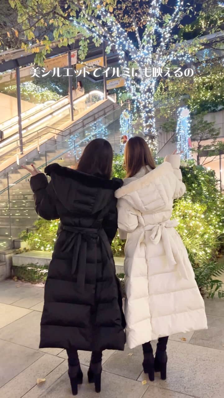 Radyのインスタグラム：「美シルエットすぎて 歩いてるだけで映えまくり🥹🪽 ファイバーロングダウン♡♡  ファイバーダウンなので 軽くてあったか💗  シルエット超きれいで めちゃくちゃ盛れます🌹✨  #Rady #レディ #ファイバーダウン #ファイバーロングダウン #アウター イルミコーデ」