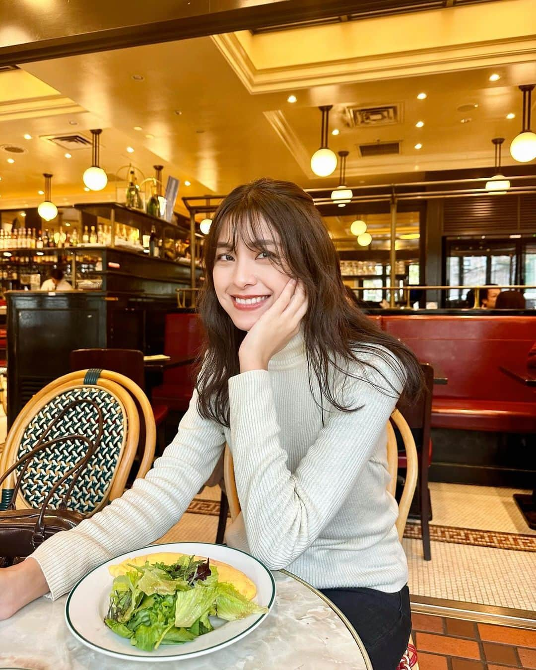 北村沙織のインスタグラム：「＊  親友とランチに行ってきた時の📸 雨で前髪がデッドした日です。☔️  いつも写真恥ずかしがる北村に 撮るから座りな！って 人の心配をする優しい親友✨  そんでこのお店のオムレツと オニオングラタンスープ絶品やった🧅  #AUXBACCHANALES #銀座グルメ #銀座ランチ #オムレツ #オニオングラタンスープ」