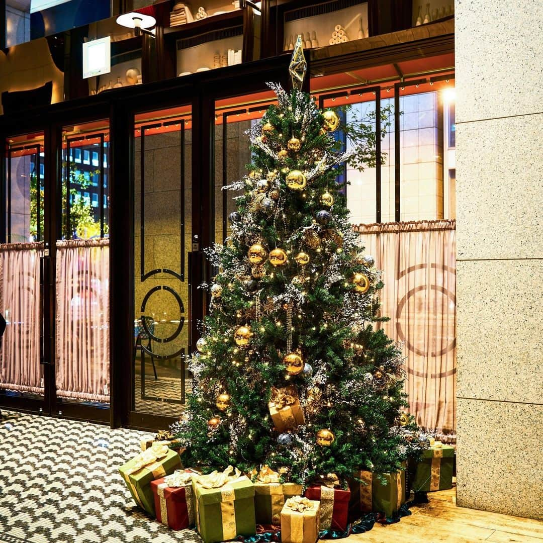 The St. Regis Osakaさんのインスタグラム写真 - (The St. Regis OsakaInstagram)「ツリーやイルミネーション、煌めくクリスマスのデコレーションで館内はクリスマス一色に。心躍る華やかなフェスティブシーズンをお愉しみください。  The St. Regis Osaka is being adorned with Christmas trees, illuminations, and other festive decorations. Come and enjoy a Yuletide season full of color and excitement.  #stregisosaka #christmas #festive #holidayseason  #セントレジスホテル大阪 #セントレジス #クリスマス #ホリデーシーズン #クリスマスイルミネーション」11月24日 18時45分 - stregisosaka