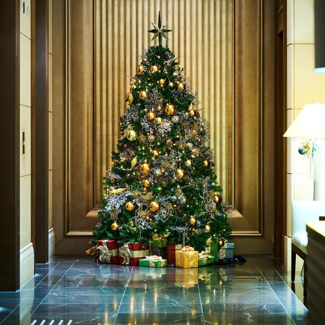 The St. Regis Osakaのインスタグラム：「ツリーやイルミネーション、煌めくクリスマスのデコレーションで館内はクリスマス一色に。心躍る華やかなフェスティブシーズンをお愉しみください。  The St. Regis Osaka is being adorned with Christmas trees, illuminations, and other festive decorations. Come and enjoy a Yuletide season full of color and excitement.  #stregisosaka #christmas #festive #holidayseason  #セントレジスホテル大阪 #セントレジス #クリスマス #ホリデーシーズン #クリスマスイルミネーション」