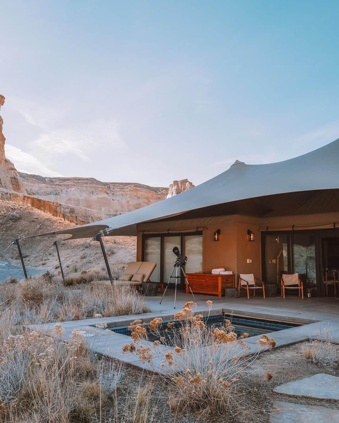 BEAUTIFUL HOTELSさんのインスタグラム写真 - (BEAUTIFUL HOTELSInstagram)「Amidst towering mesas, slot canyons, and rust-colored sands, @indpriw has captured the mesmerizing essence of Amangiri Resort. 🍂✨ Here, you can experience the enchanting beauty of fall in Utah’s rugged landscape as nature’s masterpiece unfolds! 🏞️  📽 @indpriw 📍 @amangiri, Canyon Point, Utah, USA」11月25日 2時00分 - beautifulhotels