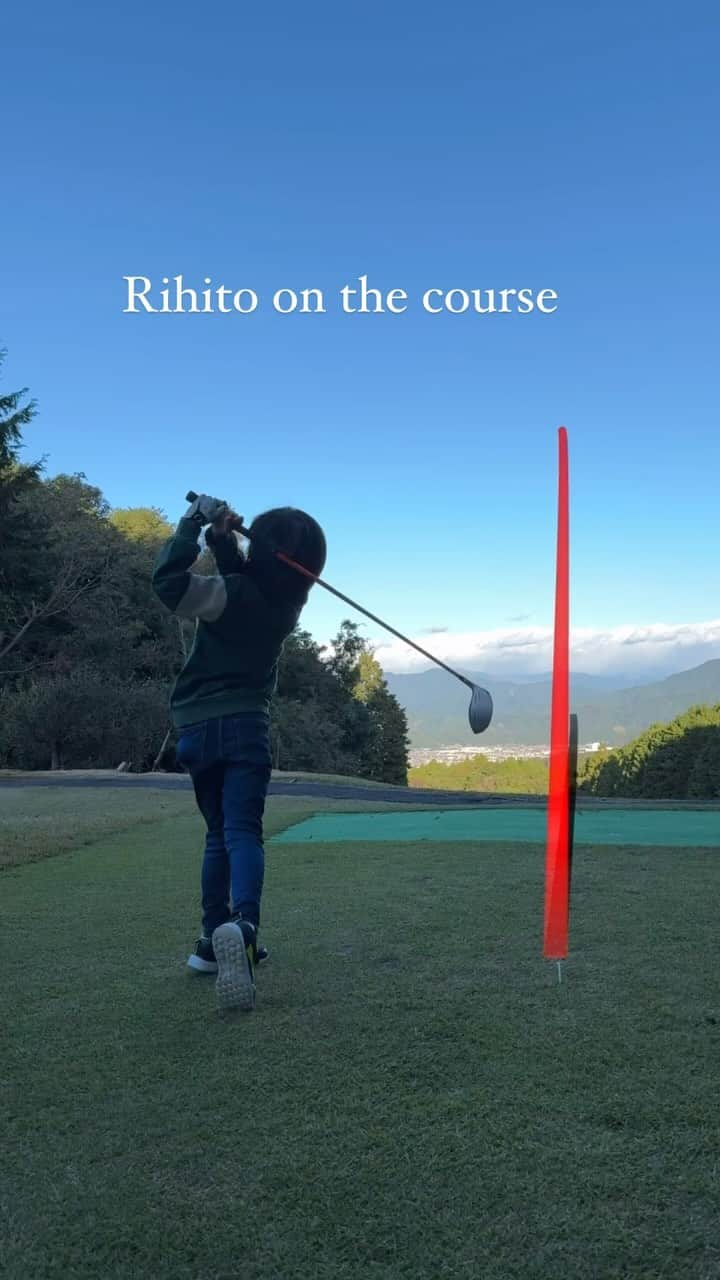 川村洋介のインスタグラム：「Rihito on the course Thank you for always supporting Rihito and Nako！ 応援よろしくお願いします🤲 みんなの希望になれますように🤗 りひとなこ土曜日夜インスタライブ！ YouTubeチャンネル 川村洋介シャロヒンゴルフ プロフィールURLから チャンネル登録もお願いします！ インスタにはあげていない、りひと君の動画もあります🤗  https://m.youtube.com/channel/UCtCWxiHuBXctZgsVn9xQ5cA  #りひと　#なこ　#川村理人　#川村菜子　#ゴルフ #天才キッズ #子どもの可能性は無限大 #ゴルフキッズ #スーパースター #目指せ世界一 #英才教育 #4歳 #8歳 #ディズニー #育児 #マックイーン #golfswing #golf #golfkids #juniorgolf #ジュニアゴルフ  #スーパーキッズ #パプリカ #ゴルフスイング #バズライトイヤー #YouTube #世界ジュニア #ミッキー #未来モンスター #ミライモンスター」