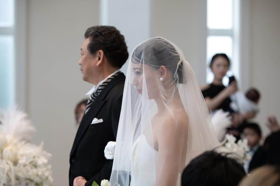 家族挙式さんのインスタグラム写真 - (家族挙式Instagram)「. 花嫁さまとお父さまそれぞれが 今までの思い出を胸に バージンロードを進みます。  心あたたまる結婚式は 一生の思い出となります*  会場：セントアクアチャペル大阪 . -------------------- @kazoku_wedding をフォローして、 #家族挙式 でお写真を投稿してくださいね＊* ----------------------- . “家族挙式ベスト“なら 【挙式・衣裳・美容・写真】が含まれた プランが99,000円〜叶います＊ ▽予約はTOPのリンクから❁ >>> @kazoku_wedding  ------------------- #家族挙式 #ベストアニバーサリー #家族 #Family #bestanniversary #少人数婚 #ウェディング #結婚式準備 #結婚式 #フォトウェディング #プレ花嫁 #卒花#日本中のプレ花嫁さんと繋がりたい #花嫁#卒花嫁 #国内挙式 #ウェディングドレス #プラコレ #DRESSY花嫁 #花嫁コーデ #花嫁コーディネート #花嫁衣裳 #ブライダル #チャペル #チャペル前撮り #バージンロード #挙式演出 #大人花嫁 #オリジナルウェディング」11月24日 18時47分 - kazoku_wedding