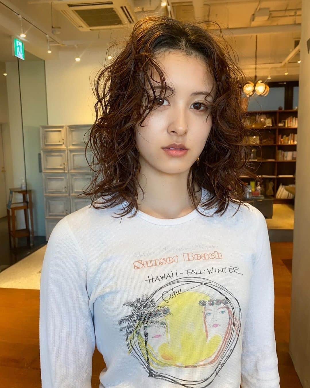 veticaのインスタグラム：「medium perm  しっかりと動きをつけたケアパーマ  hair @akkooodasu   #パーマ #ミディアムパーマ #スパイラルパーマ」