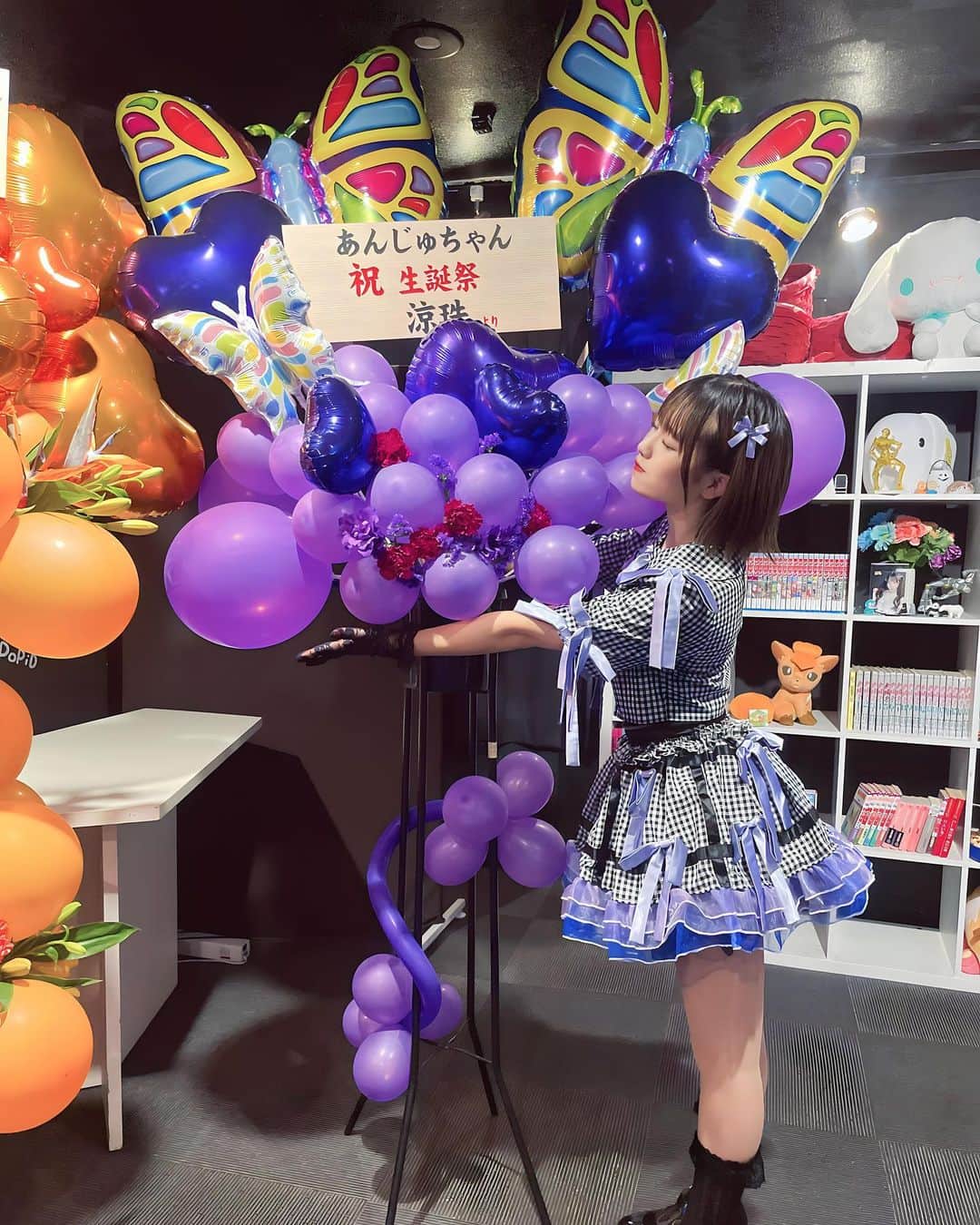 香月杏珠さんのインスタグラム写真 - (香月杏珠Instagram)「・  -2023.11.23-  昨日は踊り手としてのラスト生誕祭会いに来てくれた皆ほんとっーにありがとうございました💜🪽  本当は皆様ご存知の通り子宮の病気になり入退院繰り返して手術等で体力が落ちてしまい今年は生誕祭をする体力も気力もなくしないつもりでした。  でも急遽、有難いことに生誕祭開催できる会場と日時のお話をポンッと生誕開催1か月程前に頂いて、、、  実際最初は戸惑ったし悩んで少し怖くて。 また体調が思い通りにならなかったら、キャンセルできない、体力もつかな、セトリ踊り着れるかな、沢山辞退せざるおえないイベントが多くその中でガッカリして会いに来てくれる人が居ないんじゃないか、 もしみんな会いに来てくれたとしても来てくれるみんなが満足できるステージを披露できるのか、、、  来てくれる皆ももちろん、関係者諸々の皆様のお金も労力も人も動かす事なのでノリやテンションだけでは行けないお話だし。 沢山沢山考えて悩んで居たけどこのままみんなと会えずに距離が出来てしまうことの方が上に書いてる怖さや悩みよりもよっぽど怖くて寂しく思い、開催を決断しました。  幸い、生誕付近は体調もそれまで安静にしていたおかげで落ち着いていて着々と準備する数週間をすごしてる間ずっとみんなのことを思い出して考えていました☺️  この曲は喜んでくれるかな？ この歌詞で私の事気持ちを伝えたい！ この踊りで私を表現して魅せたい。 こうしたらもっと楽しんで貰えるかな？ ここはこうしよう！  準備してる間自然と不安より、楽しみやワクワク、絶対来てくれるみんなへの信頼なのかなぁ  凄い前向きにグングン練習して準備して当日を迎えることが出来ました。  いざ本番を迎えてからも緊張より、 今ステージに立って踊れている幸せを噛み締める時間でした☺️  やっぱり私は踊ることが大好きで、 その踊りに惹かれてそこから私を知って私という等身大の人間を受け入れて愛して推してくれているみんなと作り上げるこの空間が私の人生の中での1番の輝く時間で青春なんだと改めて気付かされて、笑顔じゃない曲でも、ステージから見えるみんなの顔やサイリウムを降ってくれてる姿、真剣に見てくれている姿勢を 見ていたらもう、嬉しくて、本当に本当に楽しくて幸せで自然と笑顔になってしまう場面が多かった。笑  ステージに立ち始めた時からずっと心に刻んでいる言葉があるけど、 みんなが居てくれるから私はステージに立てます。  私がいるからみんなが会いに来てくれるんじゃなくて、 貴方達が居てくれるから私はそこに居られるのです。  だから、いつもみんな「あんちゃんのおかげで」って沢山言ってくれるけどそれは私のセリフでもあるんだよぉ、、っていつもうるっと来る。  今回の生誕も、母と姉が見に来てスタッフしてくれていましたが2人とも私のファンの方がみんな良質なファンの方々ばかりで感動していました。  今までの生誕より母も姉も生誕祭に携わってくれていたから尚更身近に会いに来てくれたみんなを昨日みていて、本当に素敵な人しかいないねって褒められて私が鼻高かったです、、笑  でも私もそれはずっと思っています。 こんなにも、思い遣りに溢れていて、人を尊重して、気遣いが出来て、温厚で、モラルとマナーがあって、何より真っ直ぐで何があっても私の味方で私の傍に居てくれる、寄り添ってくれてずっと私を見つめて私を香月杏珠で居させてくれる。  そんなみんなが私の誇りで、自信で自慢です。  そんなみんなの自慢の推しでいられるように22歳の1年も誠心誠意みんなと向き合って、沢山思い出を作りながら過ごして行きたいと思った一日でした☺️  踊り手人生はあと少しですが、またこうして支えてくれるみんなを悲しませることはないからね、また新しい道に進みみんなとまたステージから元気つけて癒せたり魅せれたりら楽しませて励ませる場所にいます私は。  来年には色々お話出来るように色々なお話進めてるからまっててね🤝  少し逸れましたが、、、  本当に本当に昨日はみんな会いに来てくれてありがとうございました✨  すごく素敵なフラスタも、会いに来てくれるだけでも幸せなのにプレゼントもたくさん🥲🎁✨✨  プレゼントの写真はX(@anjyu_neko)にあげてるので見てみてね！  みんな沢山私のこと考えてプレゼントしてくれてありがとう😭！  全部大事に大切にします。  私からみんなへ、昨日のステージで想いちゃんと伝えられたかな？  22歳のあんちゃんもみんなの力であんちゃんをキラキラに輝かせてください☺️✨  みんなが居てくれることで私は輝けるよ  これからも傍にいて一緒に過ごそうね  本当にありがとうございました♡  素敵な写真たち🖼  沢山の愛をありがとう、全部受け取りました☺️🫶！！  PS 22時から生誕ありがとう配信をTikTok配信にてします📽🎞」11月24日 18時49分 - anjyu_neko