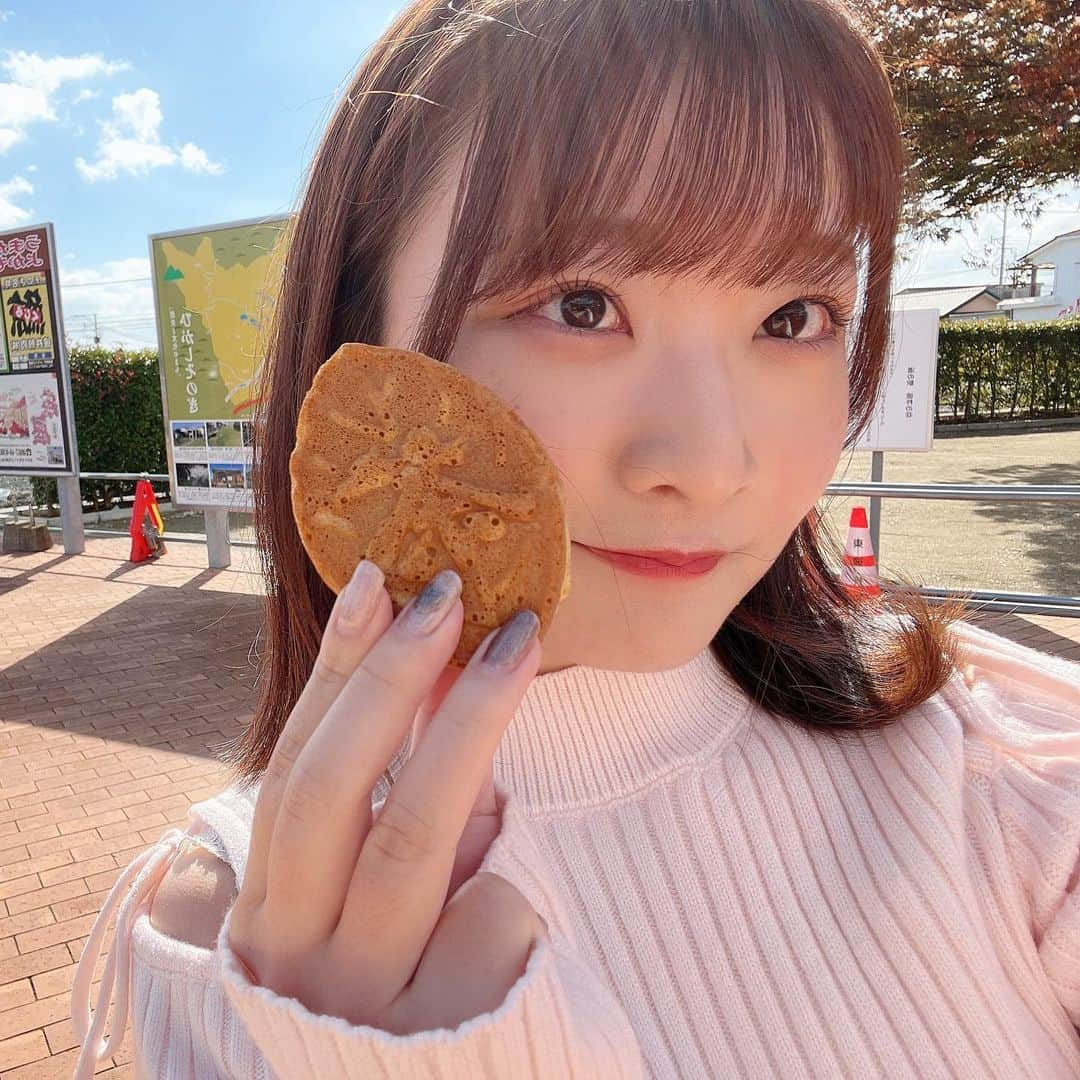 池田楓のインスタグラム：「♡  #かえにゃんと長崎散歩  道の駅 彼杵の荘 さん 🍵  茶ちゃ焼・そのぎ茶は小さい頃から 大好きなふるさとの味です( ꈍᴗꈍ)  長崎県のほぼ中央にあり、大村湾に面した 東彼杵(ひがしそのぎ)町🐳  長崎空港からは車で約30分 長崎市内までは高速道路で約40分 ハウステンボスまで車で約30分 と 長崎観光の際にはぜひ訪れていただきたい道の駅🏡  東彼杵周辺にたくさんのおすすめスポットが あるのでまた紹介していければと思います🌱  皆さんもぜひ訪れてみてください！ わたし推しの方には嬉しいものがあるかも…🍁  #長崎 #長崎観光 #東彼杵 #彼杵 #お茶 #お茶スイーツ #スイーツ #道の駅 #自然 #ふるさと #彼杵茶 #彼杵の荘」