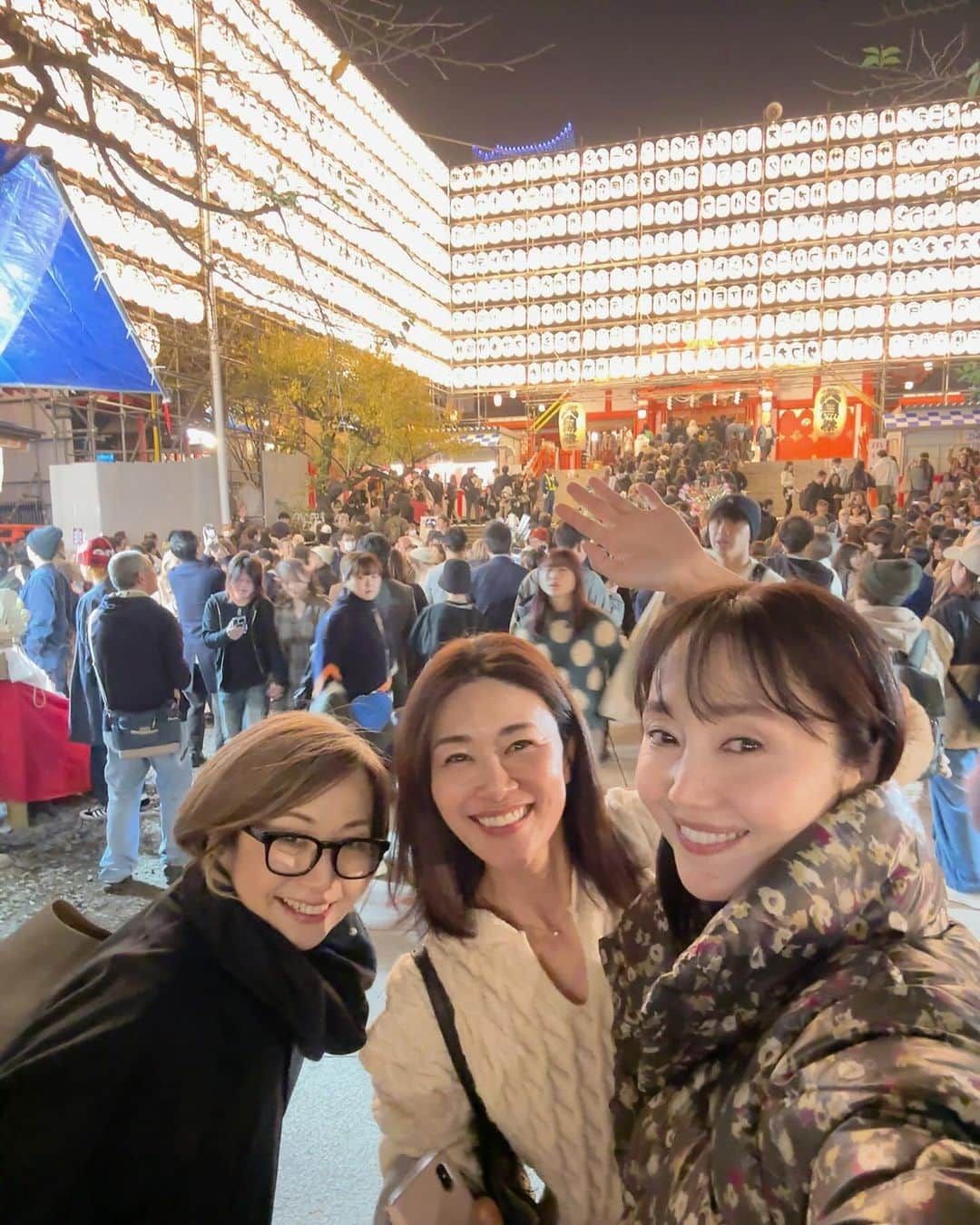 織香のインスタグラム：「花園神社の酉の市へ⛩️  初めて行ったけど、活気がすごくて‼︎ お参りしただけでもパワーチャージ🤩  その後、美味しいお肉をいただきながら 皆でゆったん生誕祭🎂🥂💕  ゆったんとはコロナ前、桂子ちゃん企画のメイクボランティアに一緒に集った仲間💄  めちゃ美しいのに面白くてお茶目なゆったん♡おめでとう🎈🎈🎈  50代になってから、お誕生日をお祝いできる事がとっても嬉しい☺️ （ゆったんはまだ40代だけど）  お互い応援し合える仲間がいる事がしみじみと有難い今日この頃🙏✨✨  ゆったんも5年前のライトグレーのカシミヤを大切に使っててくれて嬉しかったぁ😊💕  #花園神社#⛩️ #酉の市 #お誕生日おめでとう #お誕生日会#お肉 #happybirthday #カシミヤ」