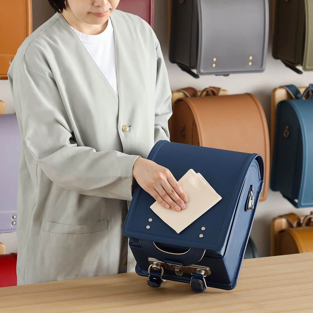 土屋鞄のランドセルのインスタグラム：「今年もあっという間に年末が近づいてきましたね。4月の入学・進級からこどもたちと一緒にがんばってきたランドセルを、きれいにしませんか。  全国の童具店（西新井本店と軽井澤工房店を含む）では、無料クリーニングサービスを実施しています。ブラシやクリーナーを使った簡単なケアをはじめ、ご自宅でのお手入れのお悩みにもお答えします。どうぞ気軽にご利用ください。  今年度のサービスは、2024年1月8日(月・祝)まで。ご利用の際は、来店予約が必要です。プロフィール画面ハイライト「来店予約」からご確認ください。 @tsuchiya_randoseru  #土屋鞄 #ランドセル #土屋鞄ランドセル #土屋鞄のランドセル #ランドセル選び #ラン活 #入学 #幼稚園 #保育園 #入学準備 #ランドセル情報 #ラン活2024 #2024年入学 #年長 #年長さん #ラン活2025 #2025年入学 #年中 #年中さん #ランドセルクリーニング」