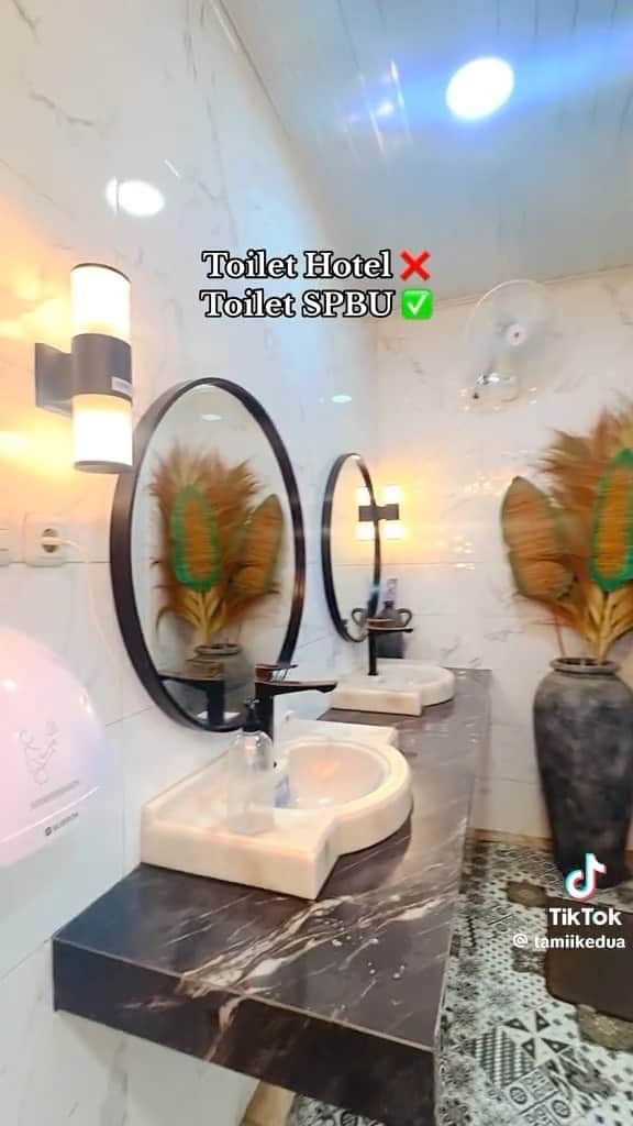 エリック・トヒルのインスタグラム：「Toilet SPBU Pertamina satu ini sudah layak disebut sebagai ‘Toilet Percontohan’. Setuju gak? 😄  Selanjutnya SPBU mana lagi nih yang mau nyusul meningkatkan pelayanan dan kebersihan toiletnya?   Netizen boleh tag saya kalau kebetulan nemu toilet SPBU Pertamina di kota kalian yang sudah di upgrade.  Semoga gak cuma instagram-able, namun yang terpenting terjaga kebersihan dan kenyamanannya bagi pengunjung.」