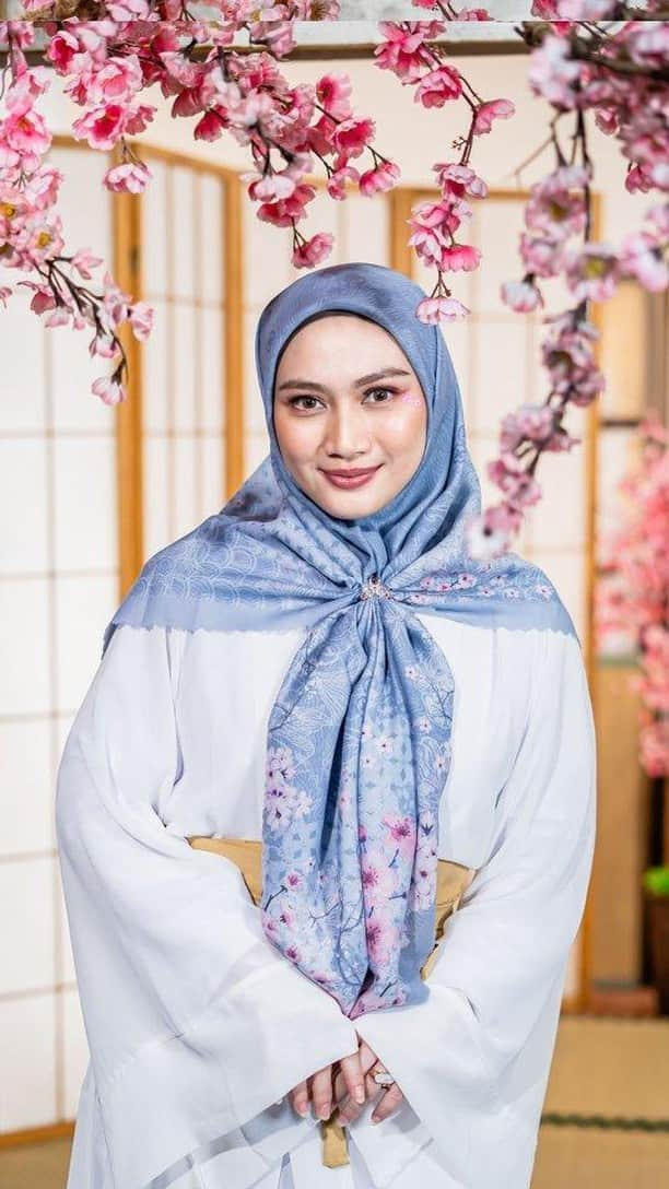 メロディー・ヌランダニ・ラクサニのインスタグラム：「Natsumi Scarf 🌸  Koleksi series pertama dari kolaborasi Tazbiya x Melody Laksani sudah tiba! ❤️  Kirei no Hana  Kamu bisa dapetin scarf ini spesial di tanggal 27 November 2023!  Pssst ... ada special offer untuk kamu yang menonton live Launching Natsumi Scarf dan Series Kedua dari koleksi Tazbiya x aku lho!  Jangan sampai kelewatan livenya di 27 November 2023 jam 8 malam!   Exclusive di Shopee Tazbiya Official Shop.  Tazbiya x Melody Laksani Scarf Collaboration  #scarftazbiya #Tazbiya #MelodyLaksani #BeautyinDevotion」